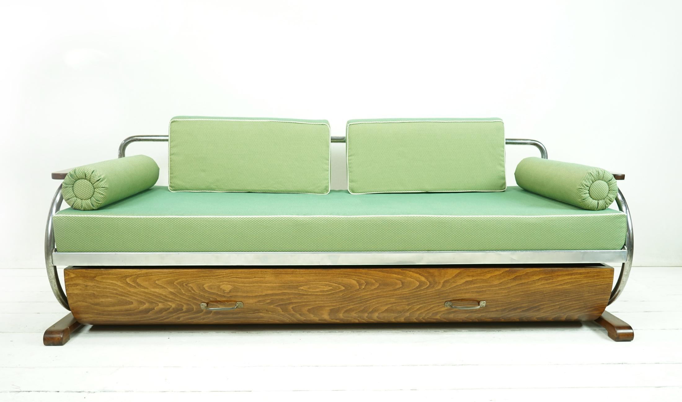 Objet : Canapé / lit de jour Vintage

Époque : vers 1935

Style : Bauhaus

Design/One : Gottwald

Dimensions :
H 80 (hauteur d'assise 44) L 195 P 85

Confortable canapé 2 à 3 places, structure en tube d'acier chromé, parties latérales