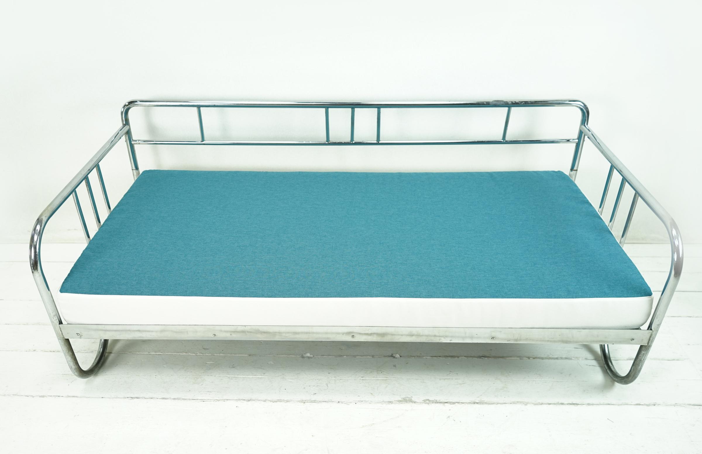 Acier Canapé de jour Bauhaus vintage avec pieds en boucle des années 1930 avec tissu de créateur en vente