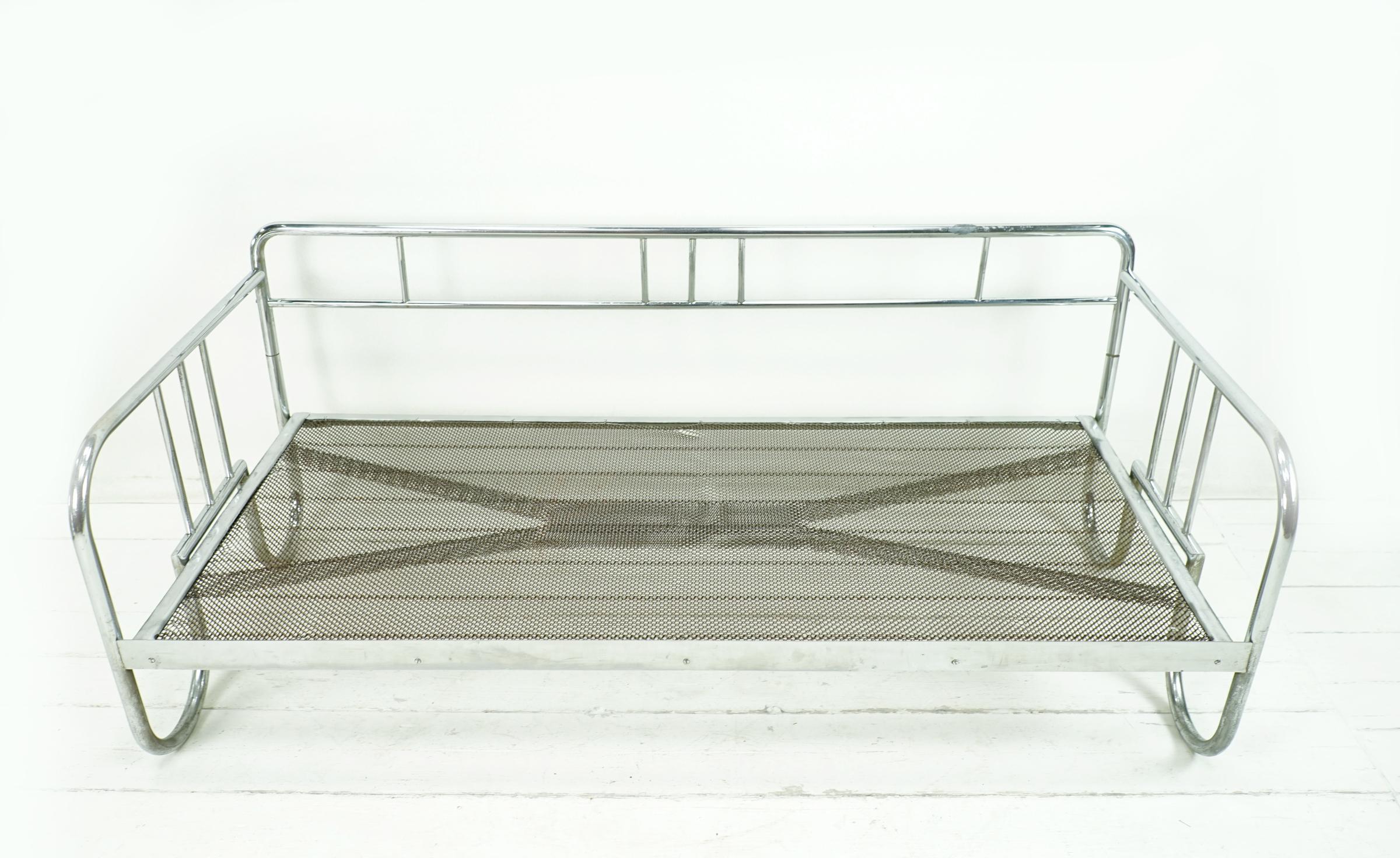 Bauhaus Sofa Vintage Tagesbett mit Schleifenfüßen aus den 1930er Jahren mit Designer-Stoff (Stahl) im Angebot