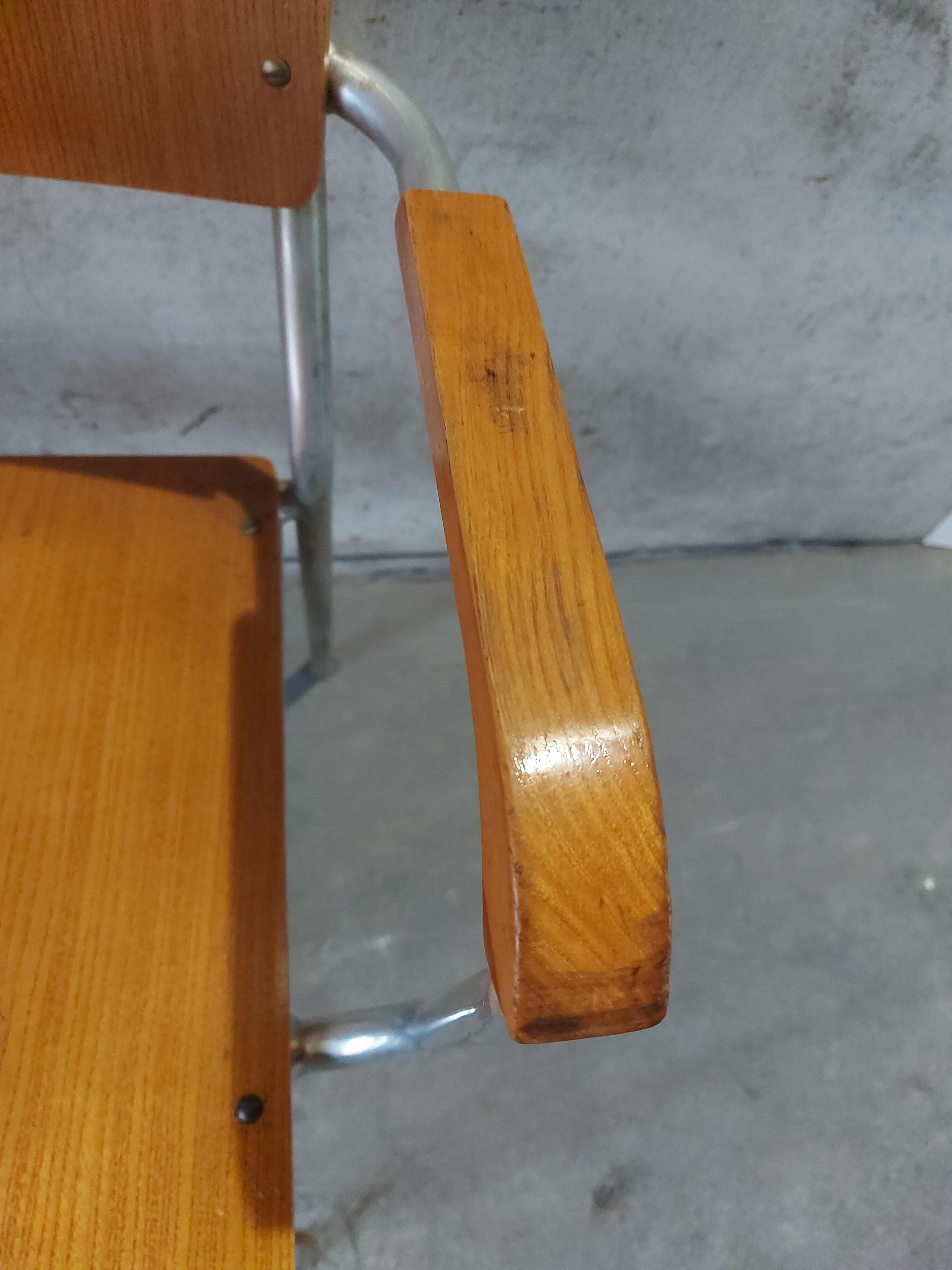 BAUHAUS Silla apilable con reposabrazos años 70 en venta 3