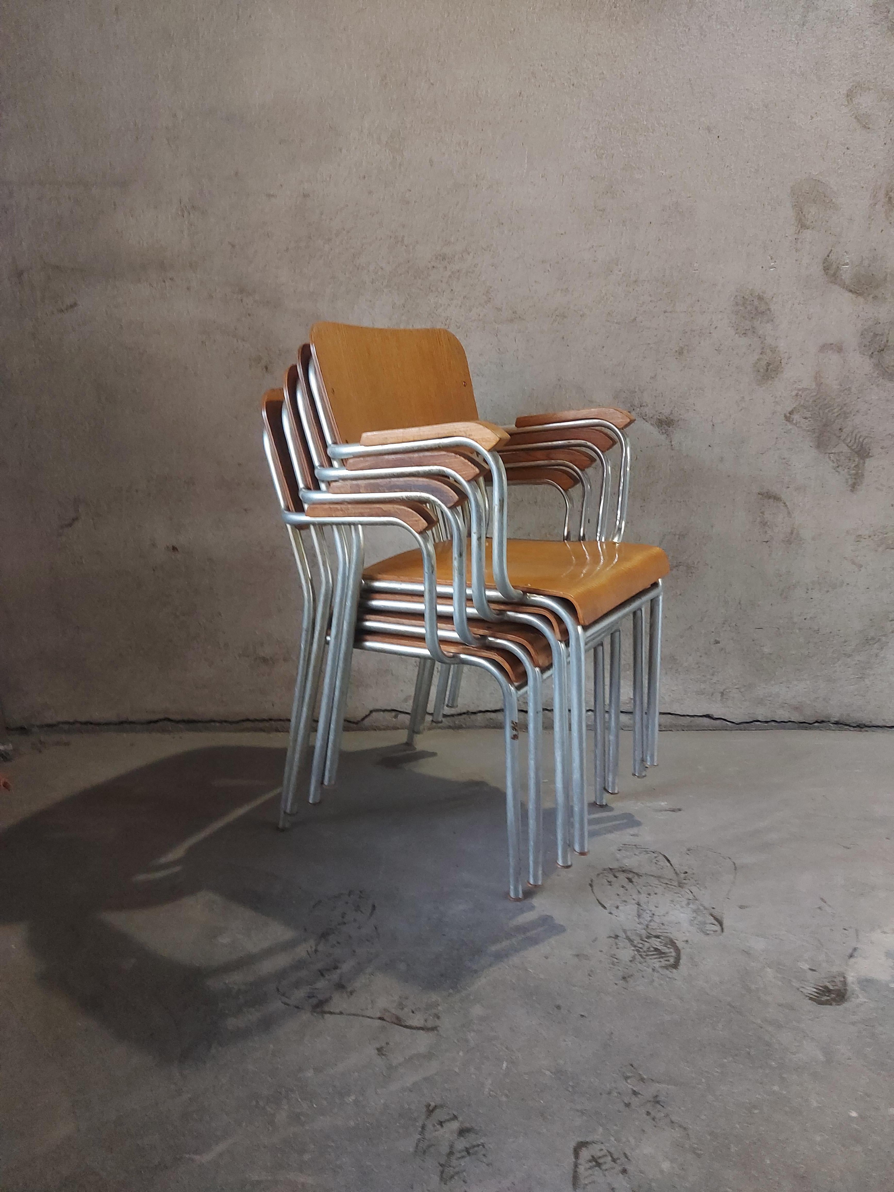BAUHAUS Silla apilable con reposabrazos años 70 en venta 5