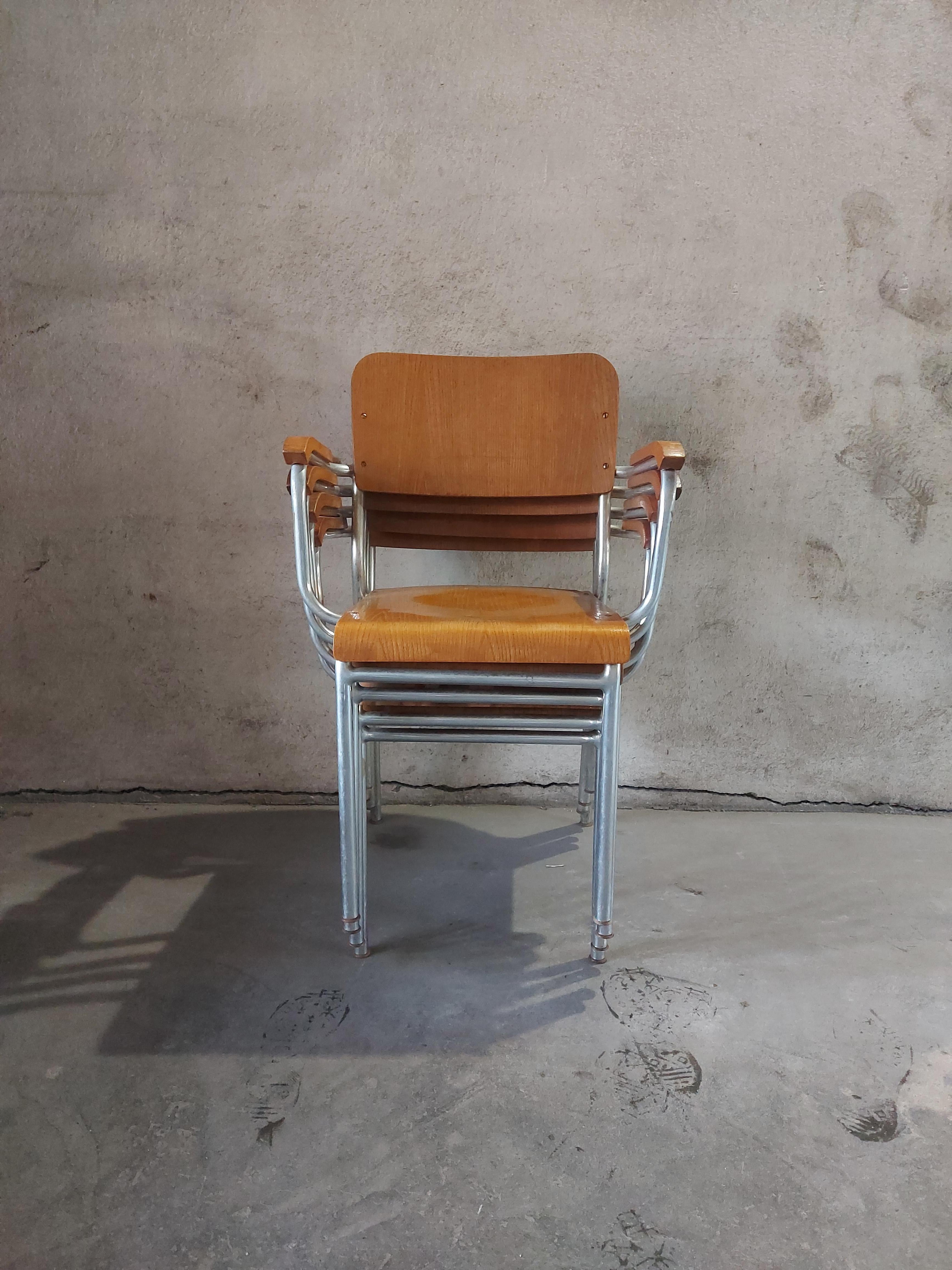 Sillón industrial Bauhaus años 70. 

Curva Base de aluminio con asiento de madera contrachapada de haya conformada, respaldo y reposabrazos de madera dura. 
Las sillas tienen una pátina preciosa. 

Fabricado por: ALPOS (etiquetado)

Altura del