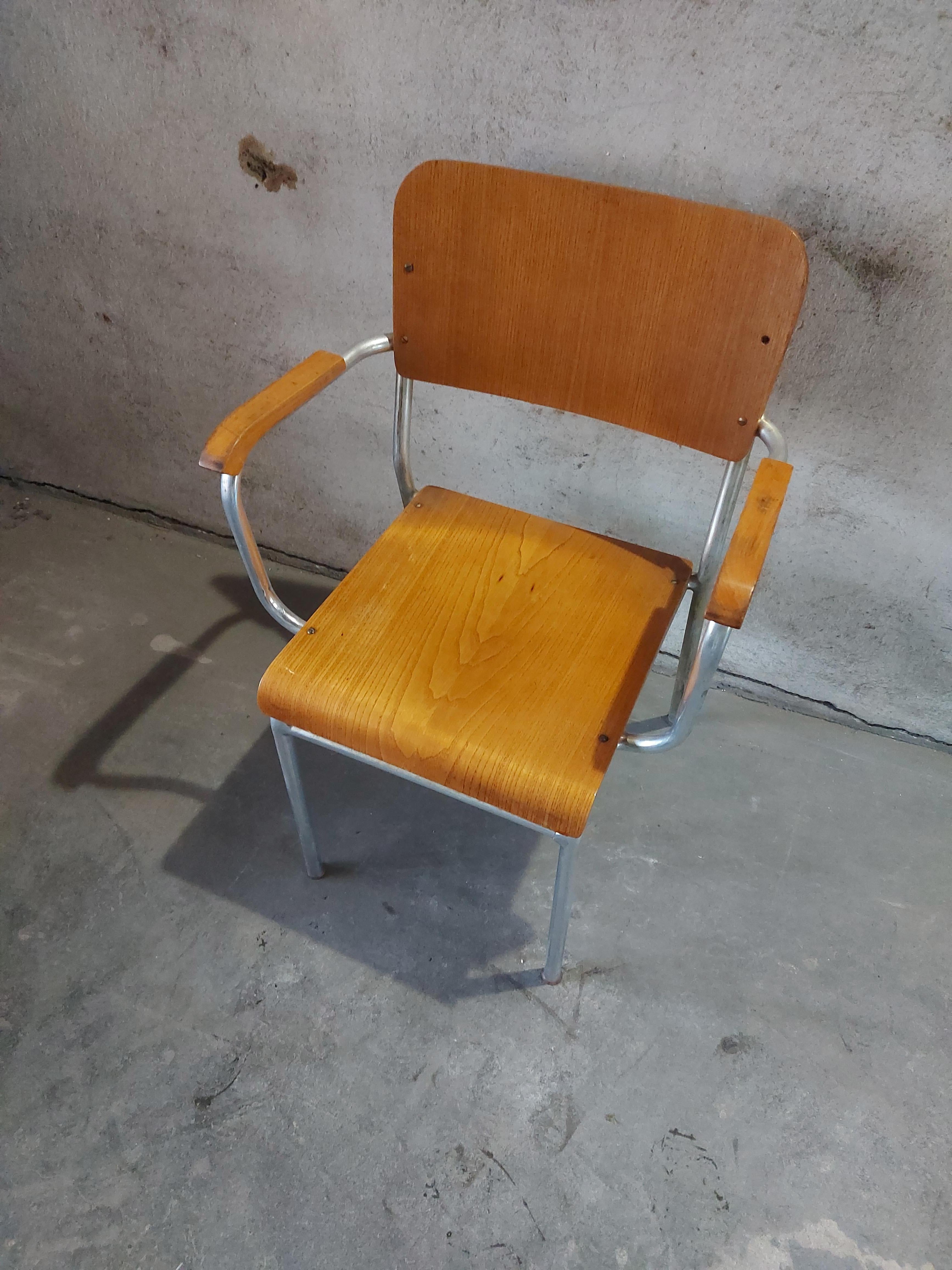 BAUHAUS Silla apilable con reposabrazos años 70 en Bueno estado para la venta en Ljubljana, SI