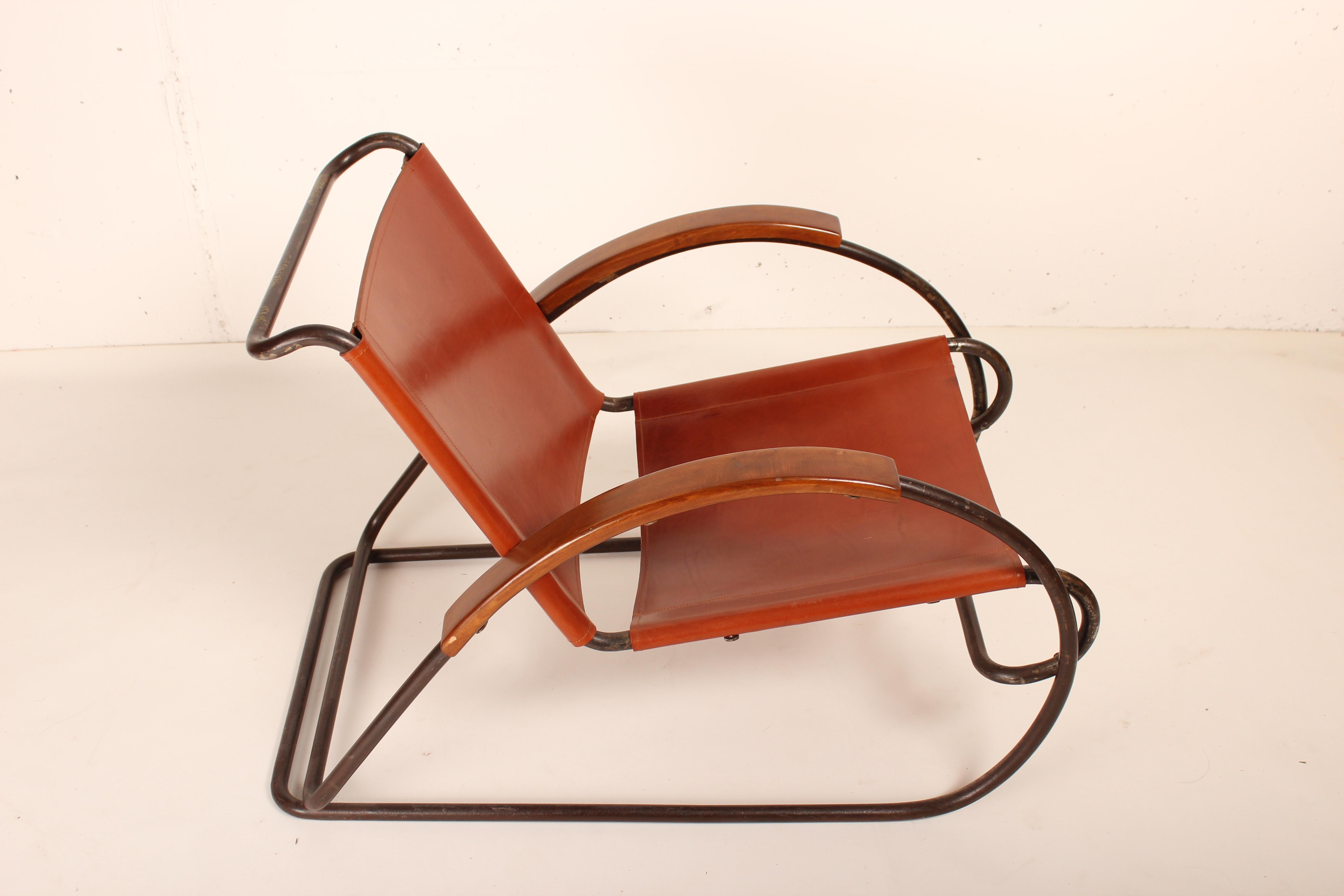 Rare fauteuil Bauhaus par Erich Dieckmann, Allemagne, 1931
Superbe chaise longue sculpturale, structure en métal tubulaire, bras en bois, assise et dossier restaurés en cuir cognac, Eisengarn original en mauvais état conservé pour les