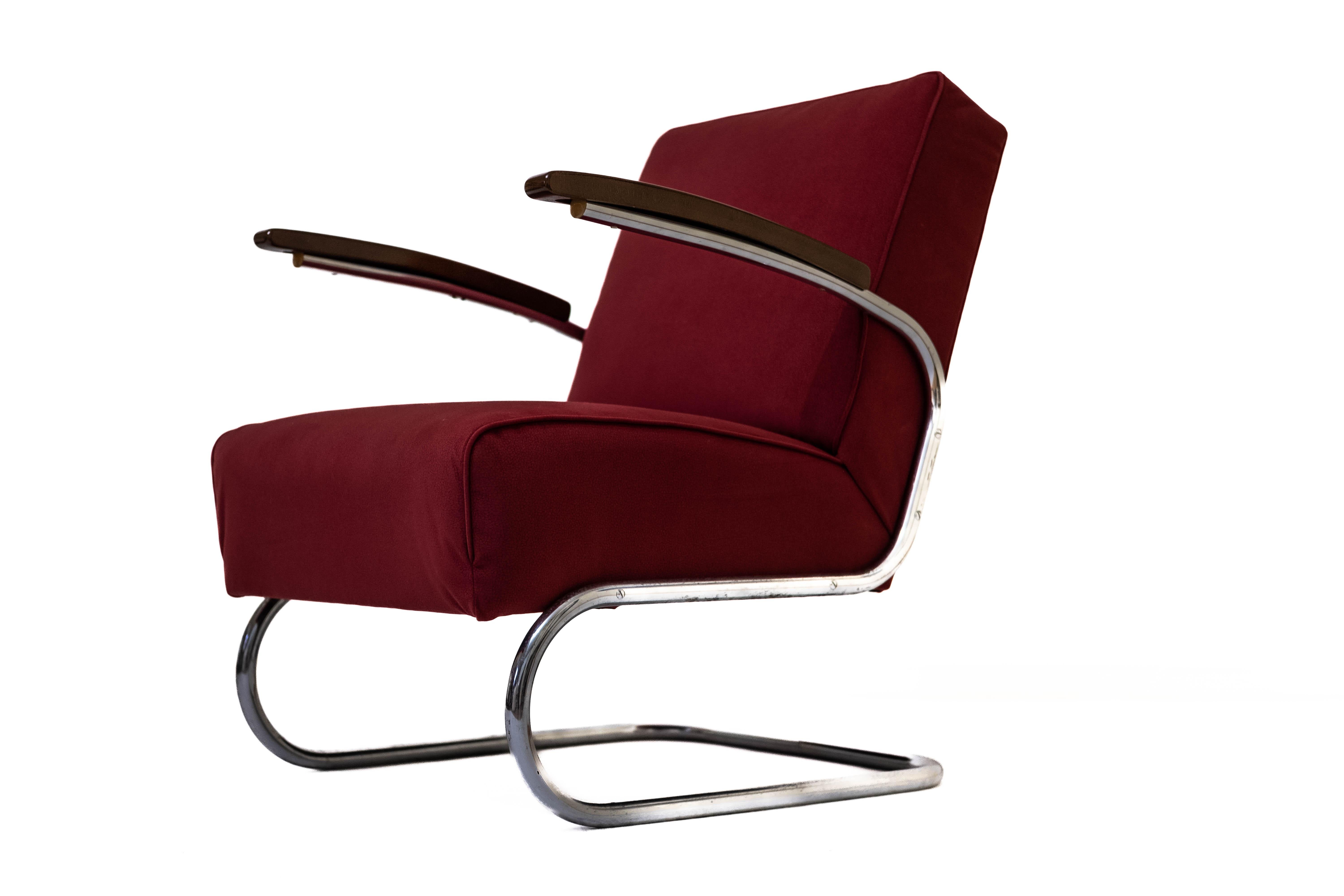 Objekt: Fauteuil (Stahlrohr-Freischwinger, Bauhaus)
Entwurf: Thonet / Walter Knoll, Wien um 1932
Modell-Nummer: S411/K411
Ausführung: Thonet, Wien um 1932
Maße in cm (H x B x T): 78 x 63 x 80
MATERIAL: Stahlrohr (verchromt), Buchenholz (Schellack