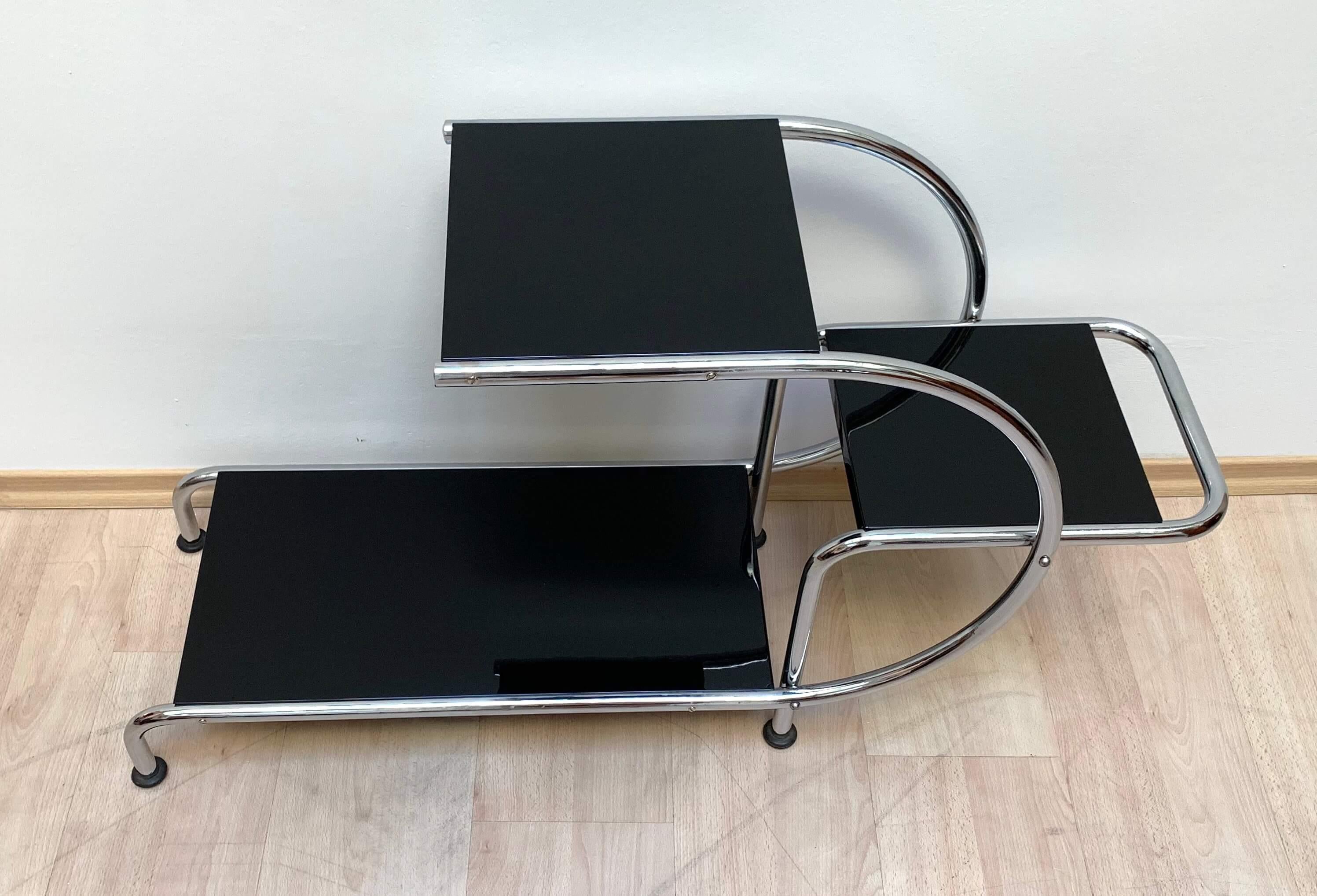 Bauhaus Steeltube étagère / side table by Emile Guyot from Germany or former Czechoslovakia, circa 1930. Original furniture from the 1930s, excellently restored.
Newly galvanized / nickel-plated steeltubes and screws and new black piano lacquer on