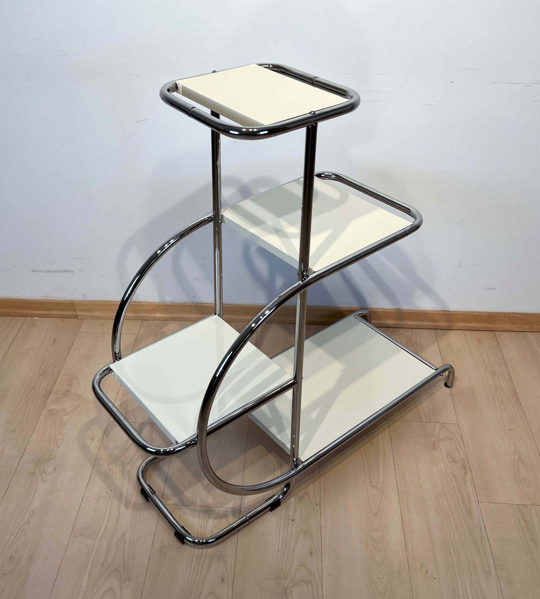 Bauhaus Steeltube Etagere, Creme-White Lacquer, Nickel Plate, Germany, 1930s In Excellent Condition For Sale In Regensburg, DE