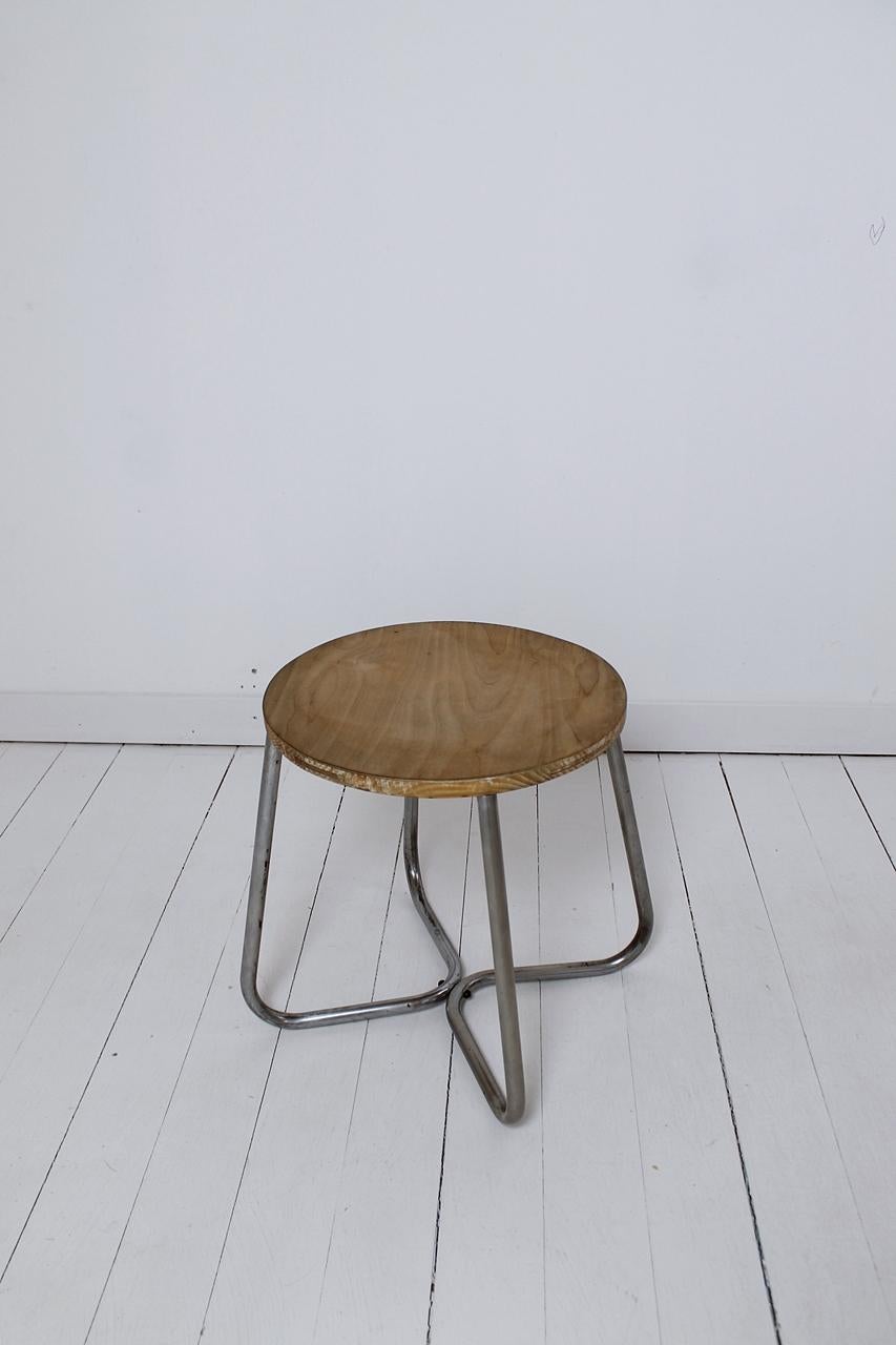 Nice round stool with curved steel frame and brown wooden seat, an original Bauhaus from the 1930s. It works perfectly as a seat and as a small table. The tubular steel frame has not been restored.