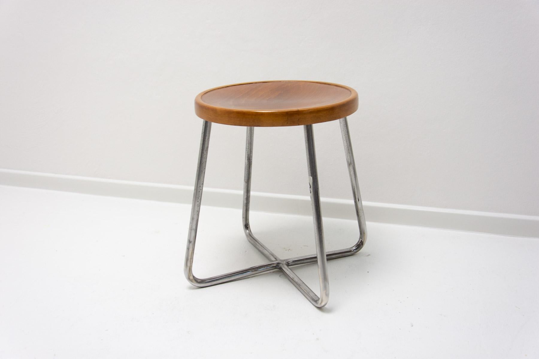 This chrome-plated stool, catalog number Hn 6, was designed by the world-famous designer MARCEL BREUER (1902–1981) in the 1930s. It was manufactured in the former Czechoslovakia by the company Mücke-Melder, Fryštát, which focused on the production
