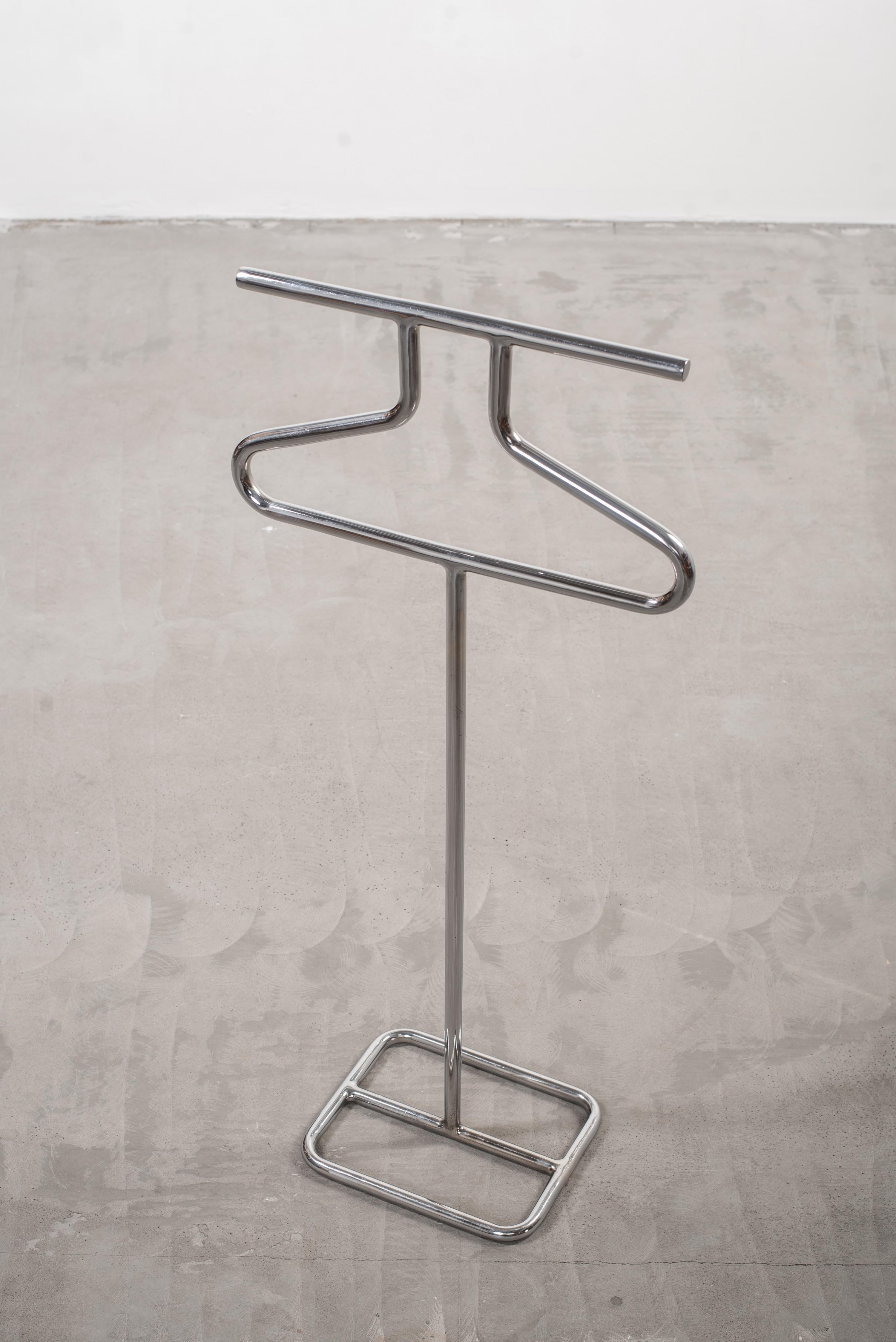 Vintage Standing Coat Rack, also known as a valet, made of chrome-plated tubular steel. A sturdy, simple and functional piece. Made in Finland, possibly manufactured by Merivaara.
