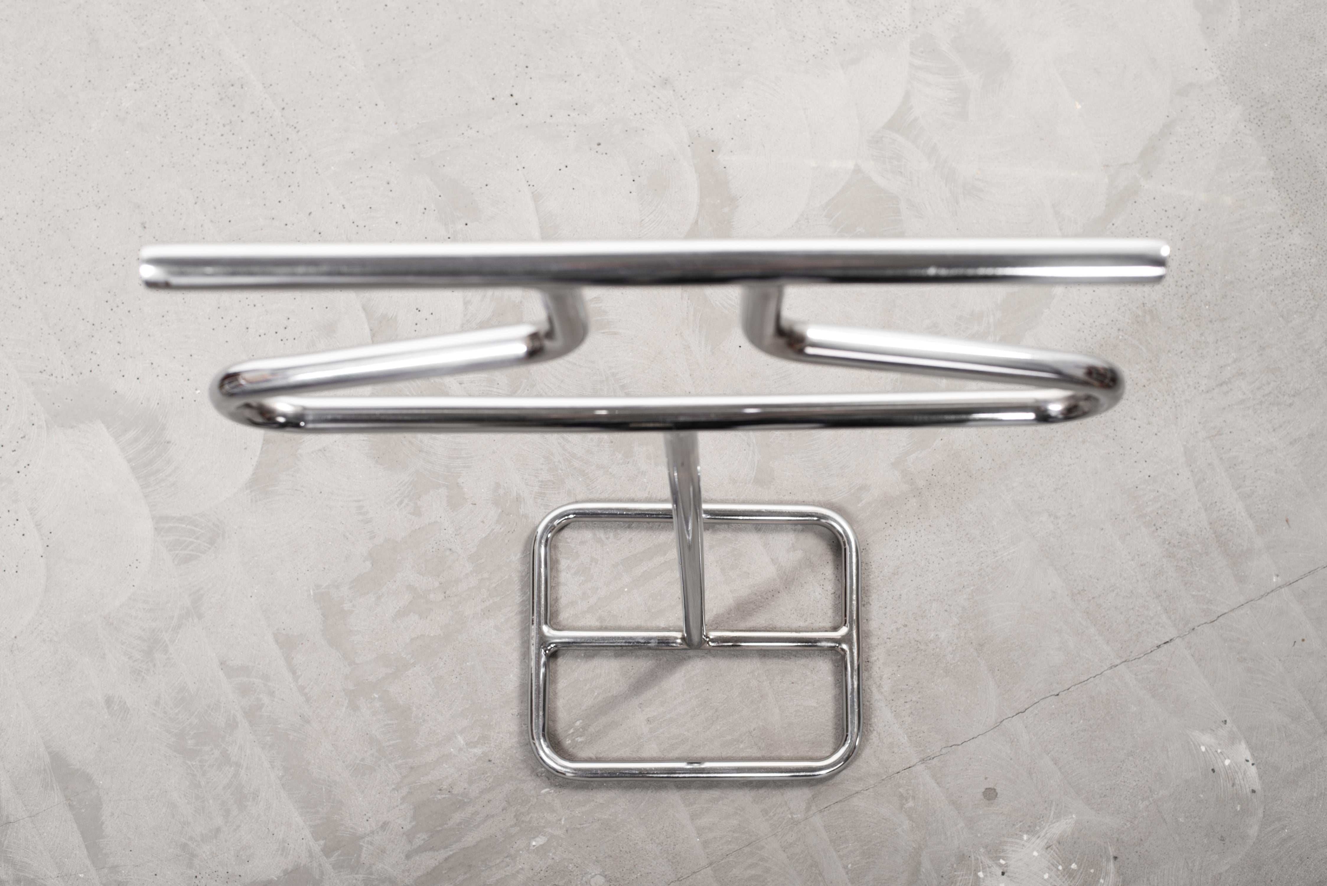 Bauhaus-style 1930’s Chrome-Plated Tubular Steel Coat Rack In Good Condition For Sale In Karis, Nyland
