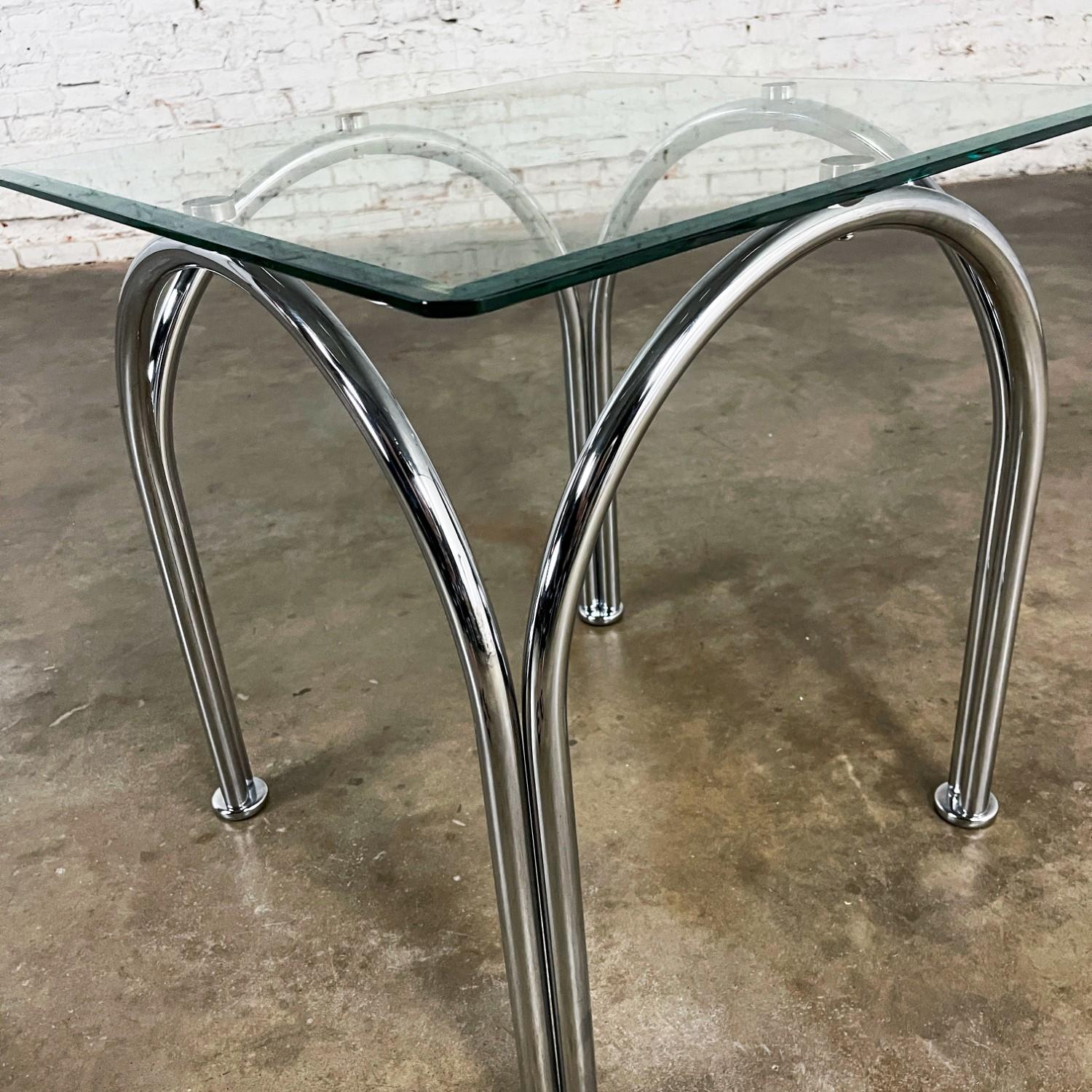 Mesa auxiliar o auxiliar con tapa cuadrada de cristal biselado y base arqueada de tubo cromado estilo Bauhaus en venta 5
