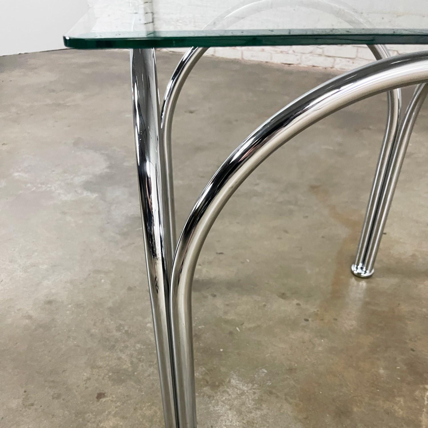 Mesa auxiliar o auxiliar con tapa cuadrada de cristal biselado y base arqueada de tubo cromado estilo Bauhaus en venta 6