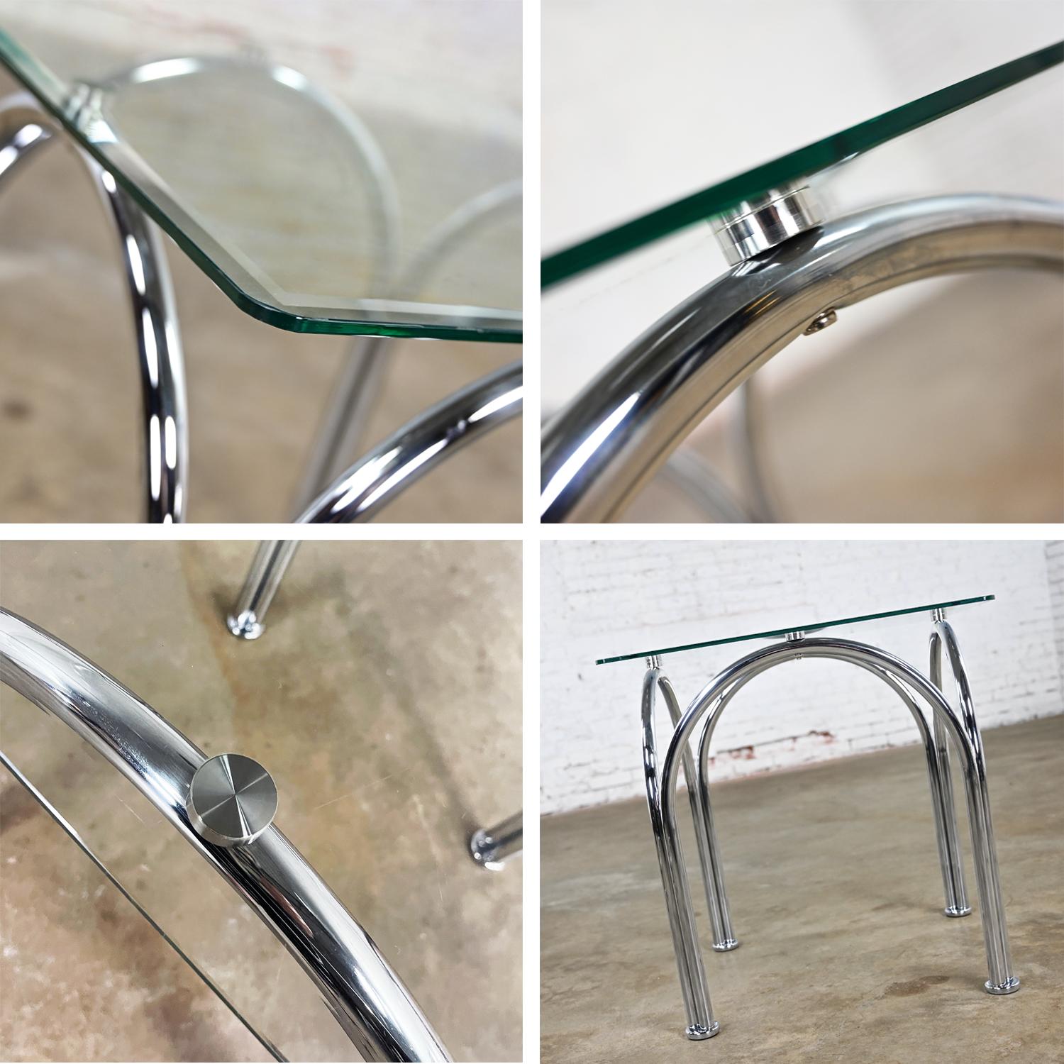 Mesa auxiliar o auxiliar con tapa cuadrada de cristal biselado y base arqueada de tubo cromado estilo Bauhaus en venta 7