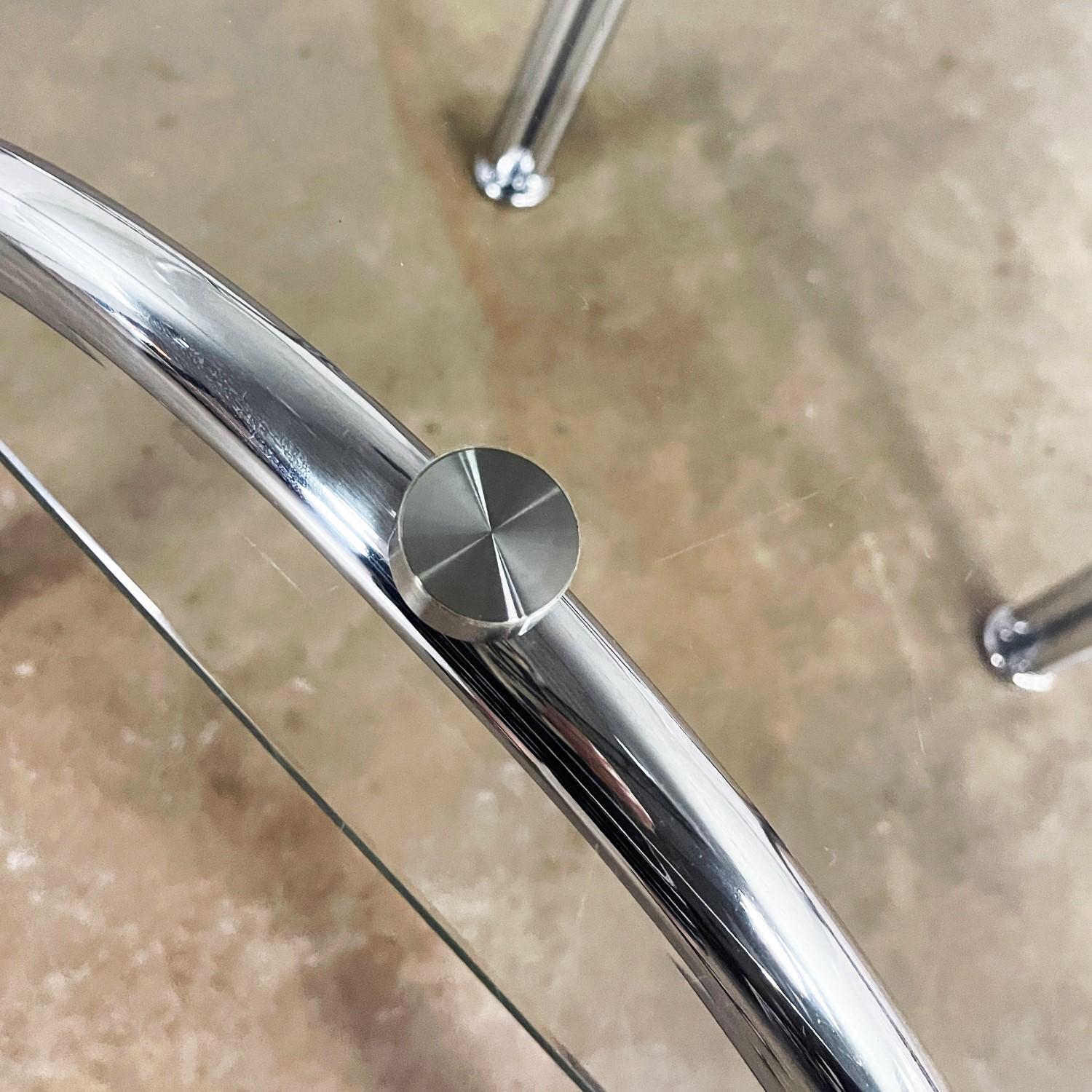 Mesa auxiliar o auxiliar con tapa cuadrada de cristal biselado y base arqueada de tubo cromado estilo Bauhaus en venta 9