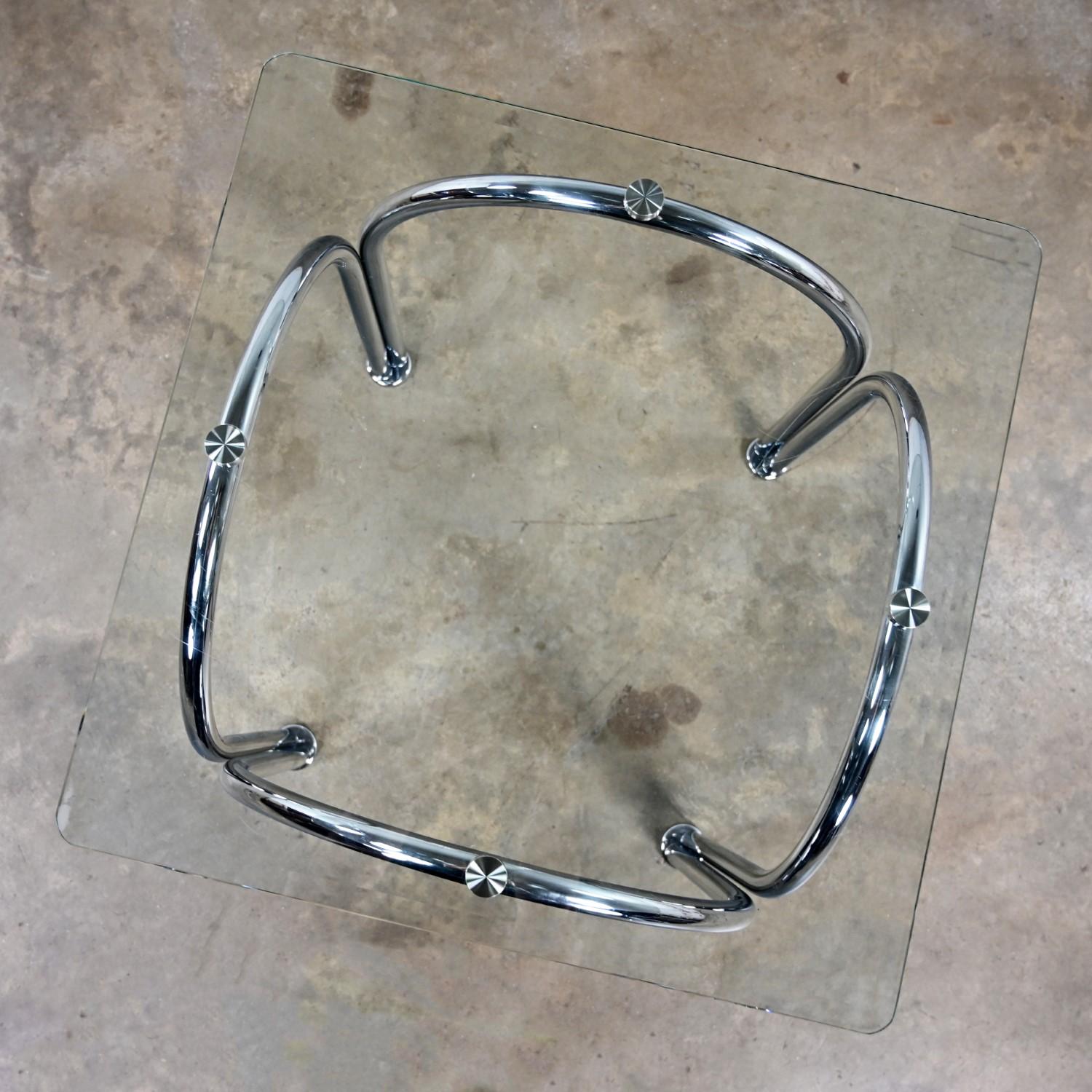 Mesa auxiliar o auxiliar con tapa cuadrada de cristal biselado y base arqueada de tubo cromado estilo Bauhaus en venta 10