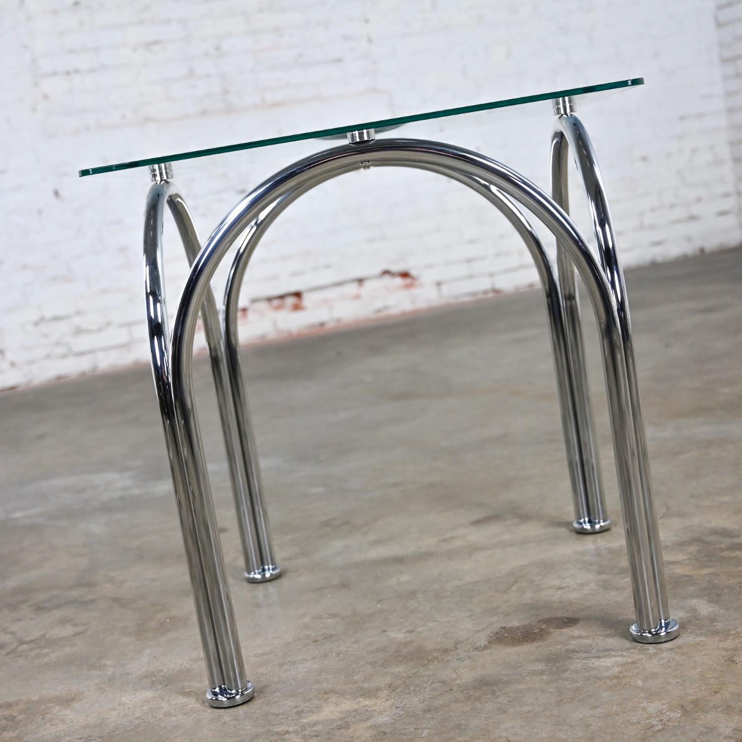 Preciosa mesa auxiliar o auxiliar de estilo vintage Bauhaus con base de tubo arqueado cromado y tablero cuadrado de cristal biselado. Bonito estado, teniendo en cuenta que es de época y no nuevo, por lo que tendrá signos de uso y desgaste aunque
