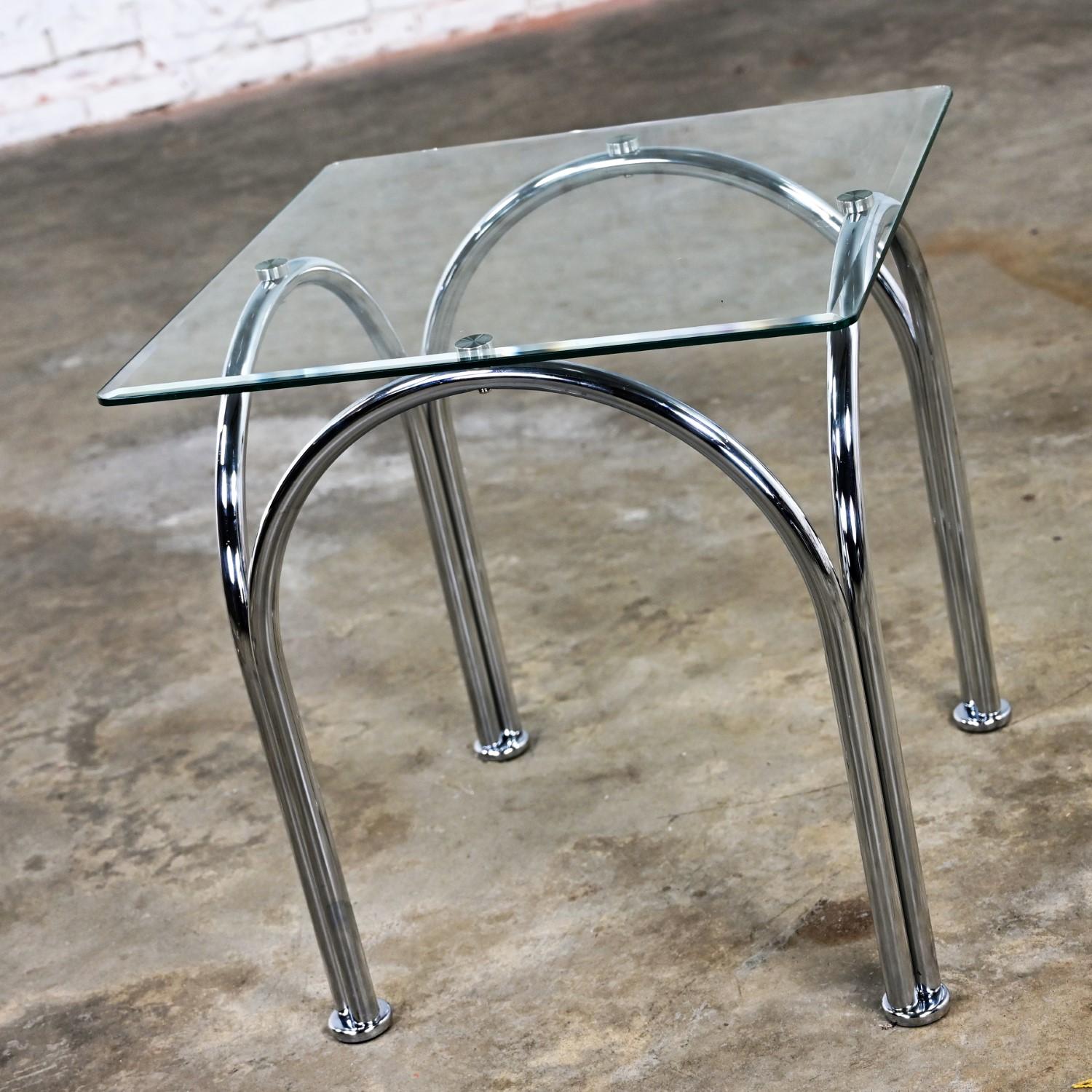 Mesa auxiliar o auxiliar con tapa cuadrada de cristal biselado y base arqueada de tubo cromado estilo Bauhaus en Bueno estado para la venta en Topeka, KS