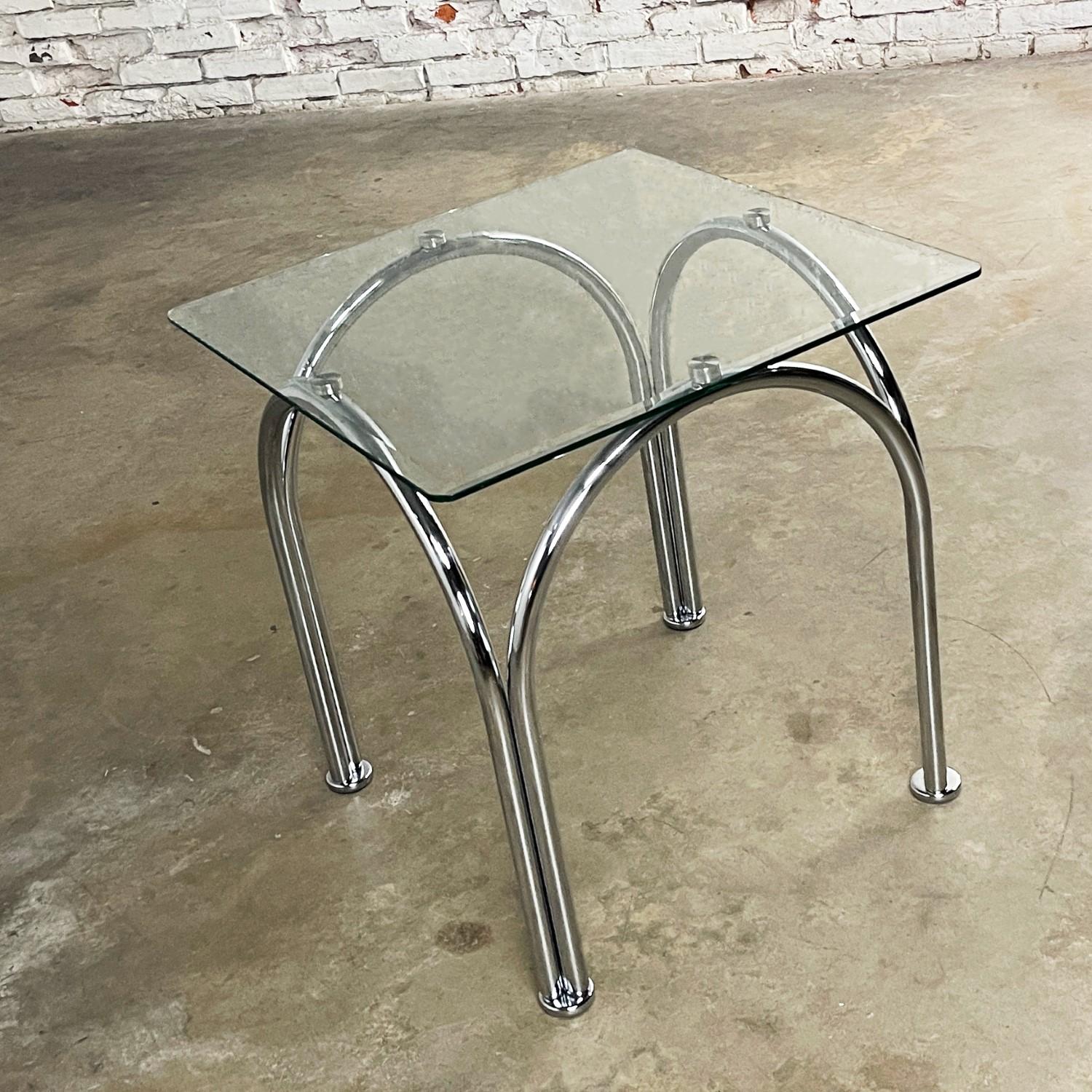 Mesa auxiliar o auxiliar con tapa cuadrada de cristal biselado y base arqueada de tubo cromado estilo Bauhaus siglo XX en venta