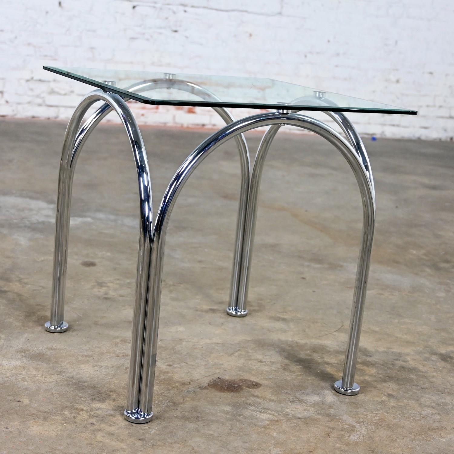 Mesa auxiliar o auxiliar con tapa cuadrada de cristal biselado y base arqueada de tubo cromado estilo Bauhaus Metal en venta