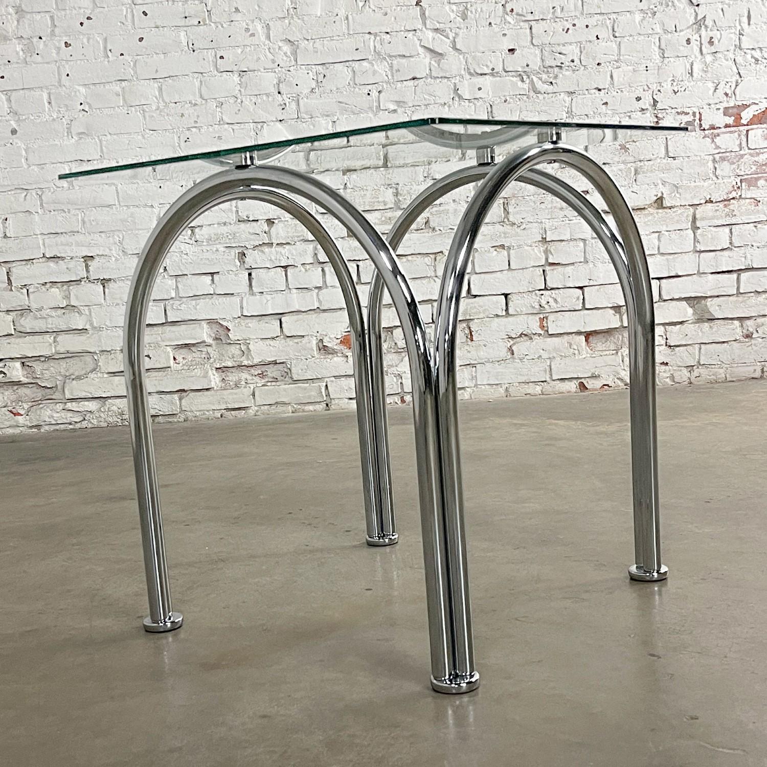 Mesa auxiliar o auxiliar con tapa cuadrada de cristal biselado y base arqueada de tubo cromado estilo Bauhaus en venta 1