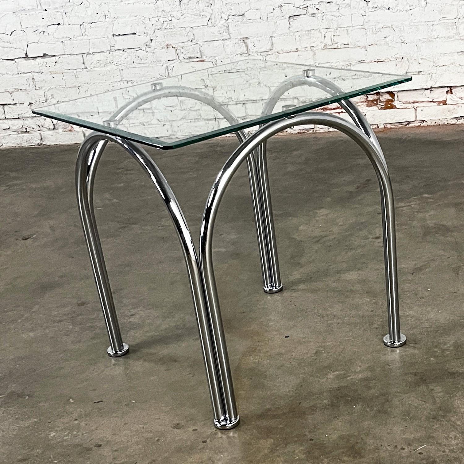 Mesa auxiliar o auxiliar con tapa cuadrada de cristal biselado y base arqueada de tubo cromado estilo Bauhaus en venta 2