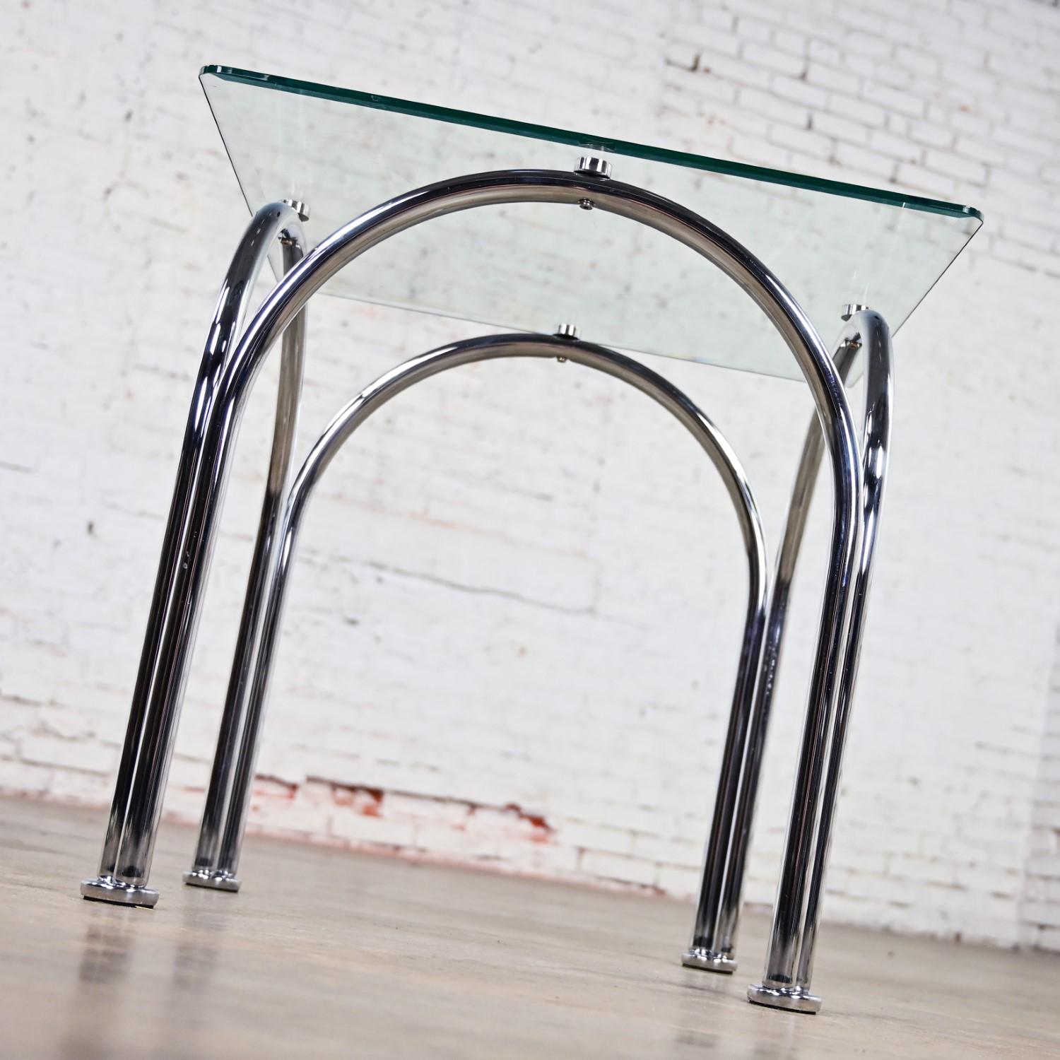 Mesa auxiliar o auxiliar con tapa cuadrada de cristal biselado y base arqueada de tubo cromado estilo Bauhaus en venta 3