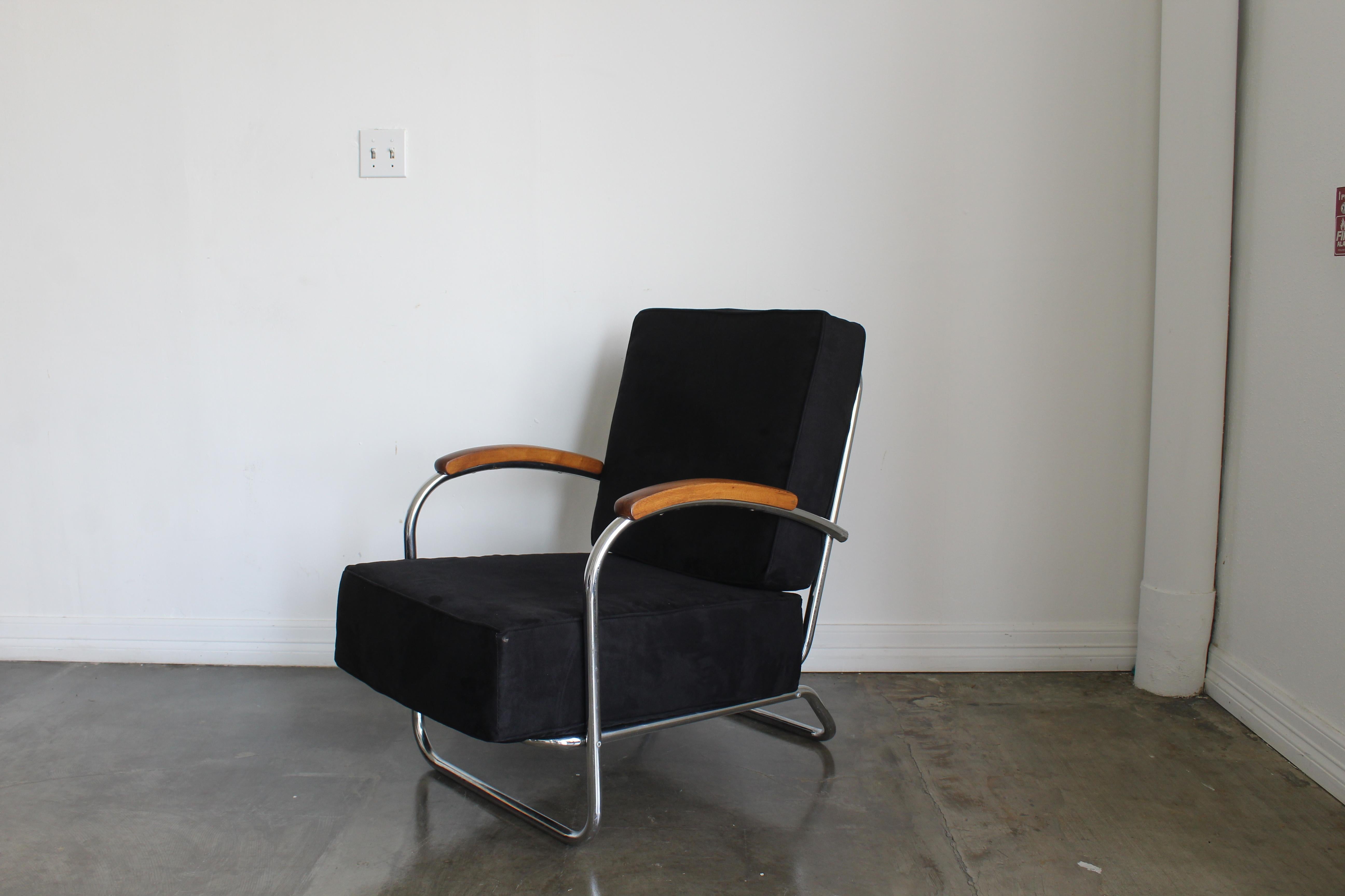 An amazing tubular Bauhaus style armchair! This style chair dates back to the 1930s. With a design that boasts simplicity and comfortability, this chair not only proves to be stylish but functional as well. The chrome tubular frames 
have been