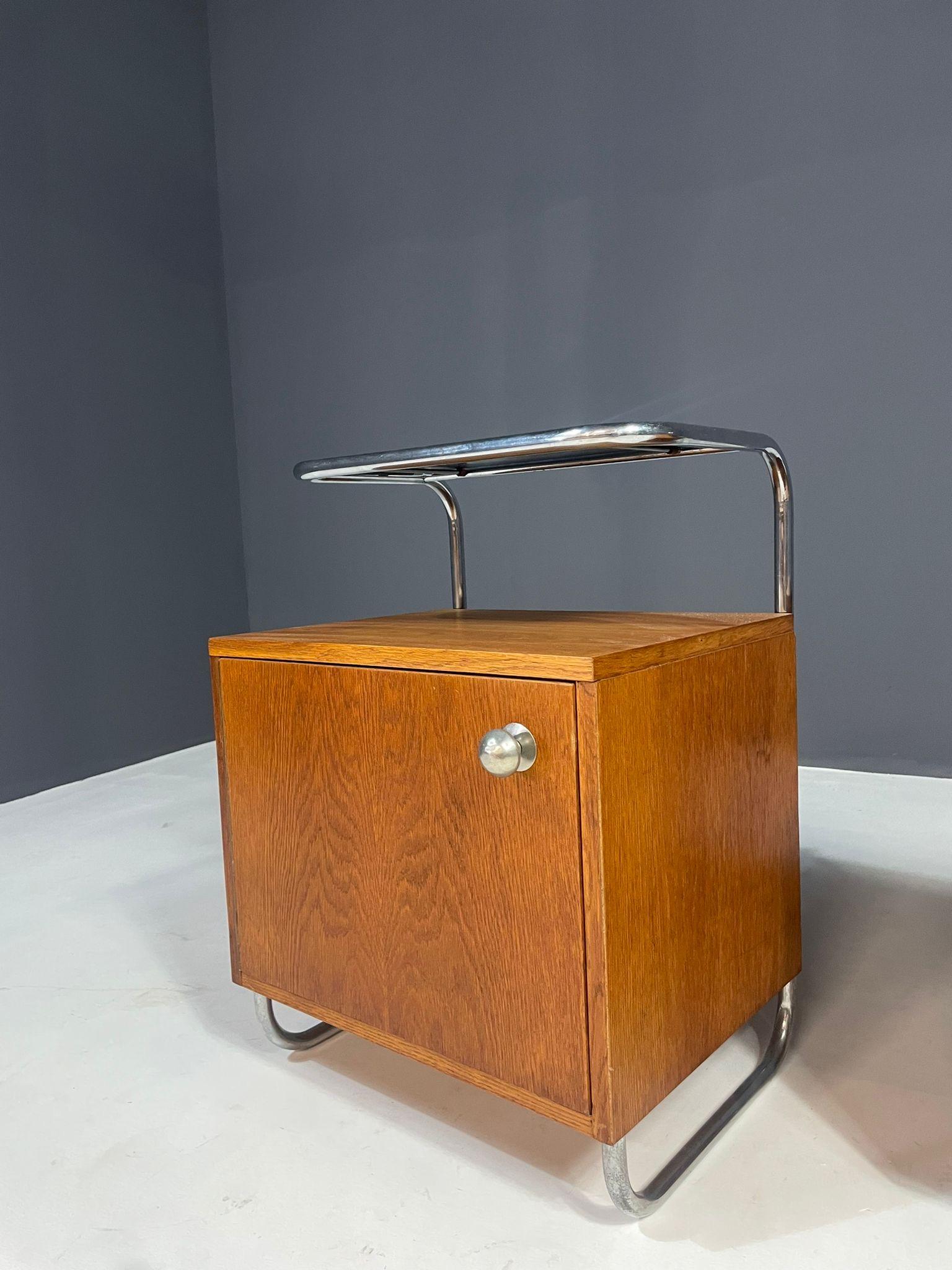 Cette table de nuit de style Bauhaus a été fabriquée par Kovona (à l'origine Slezákovy závody) en Tchécoslovaquie, probablement dans les années 1950. Le design reflète les principes modernistes avec sa combinaison d'un cadre tubulaire chromé courbé