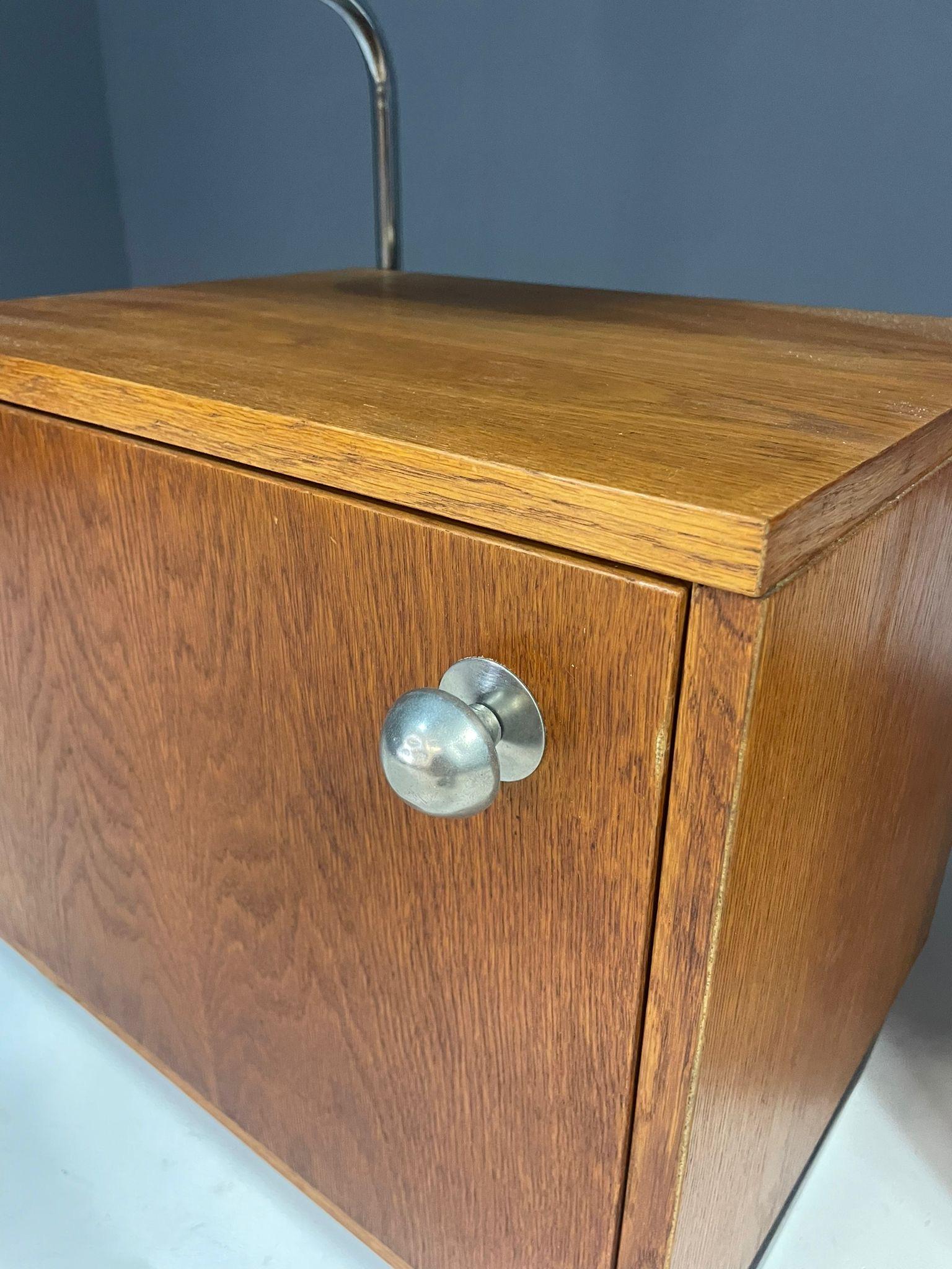 Tchèque Table de nuit en chêne et chrome de style Bauhaus par Kovona, Tchécoslovaquie, années 1950 en vente