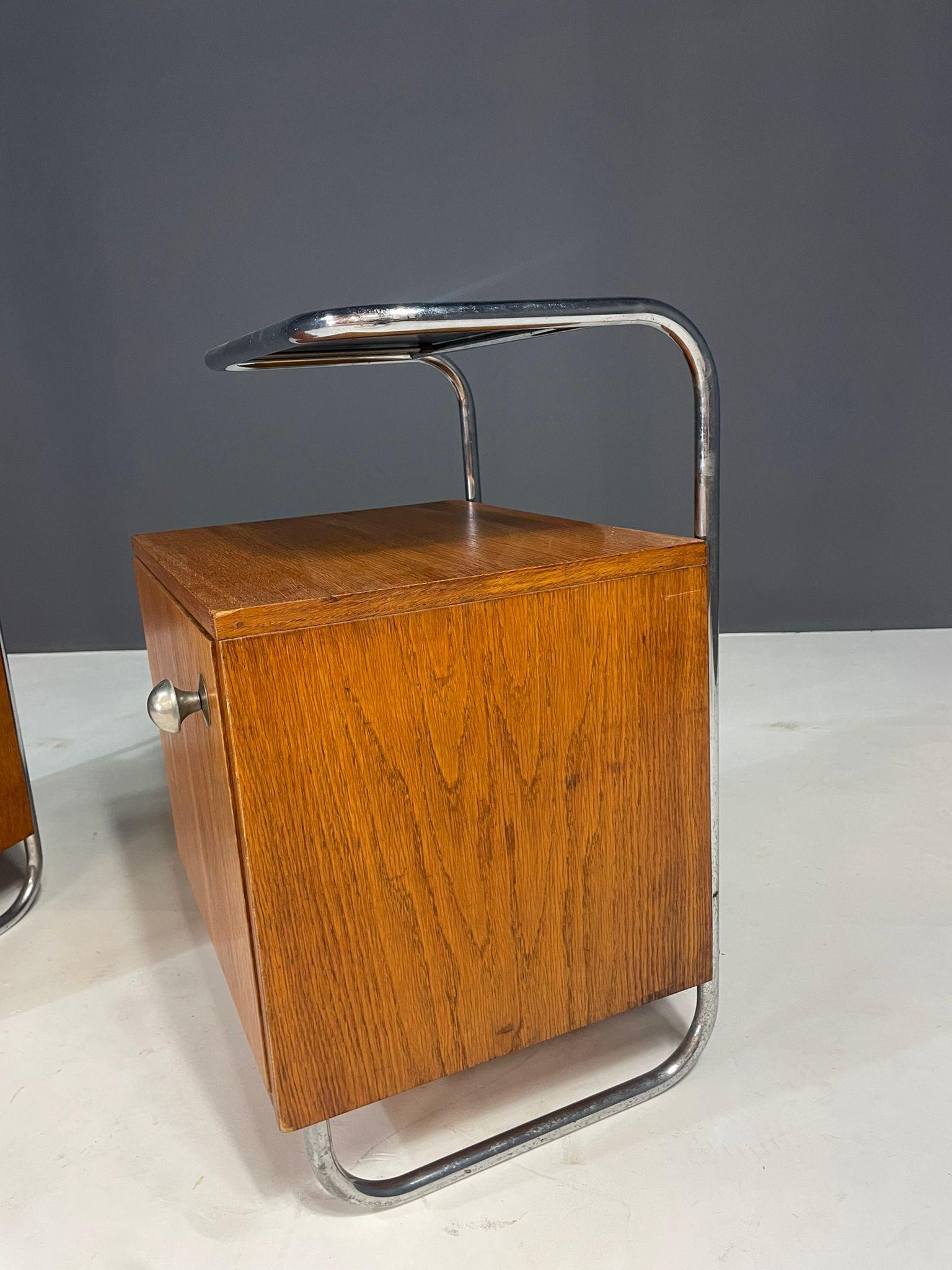 Table de nuit en chêne et chrome de style Bauhaus par Kovona, Tchécoslovaquie, années 1950 Bon état - En vente à Prague 8, CZ