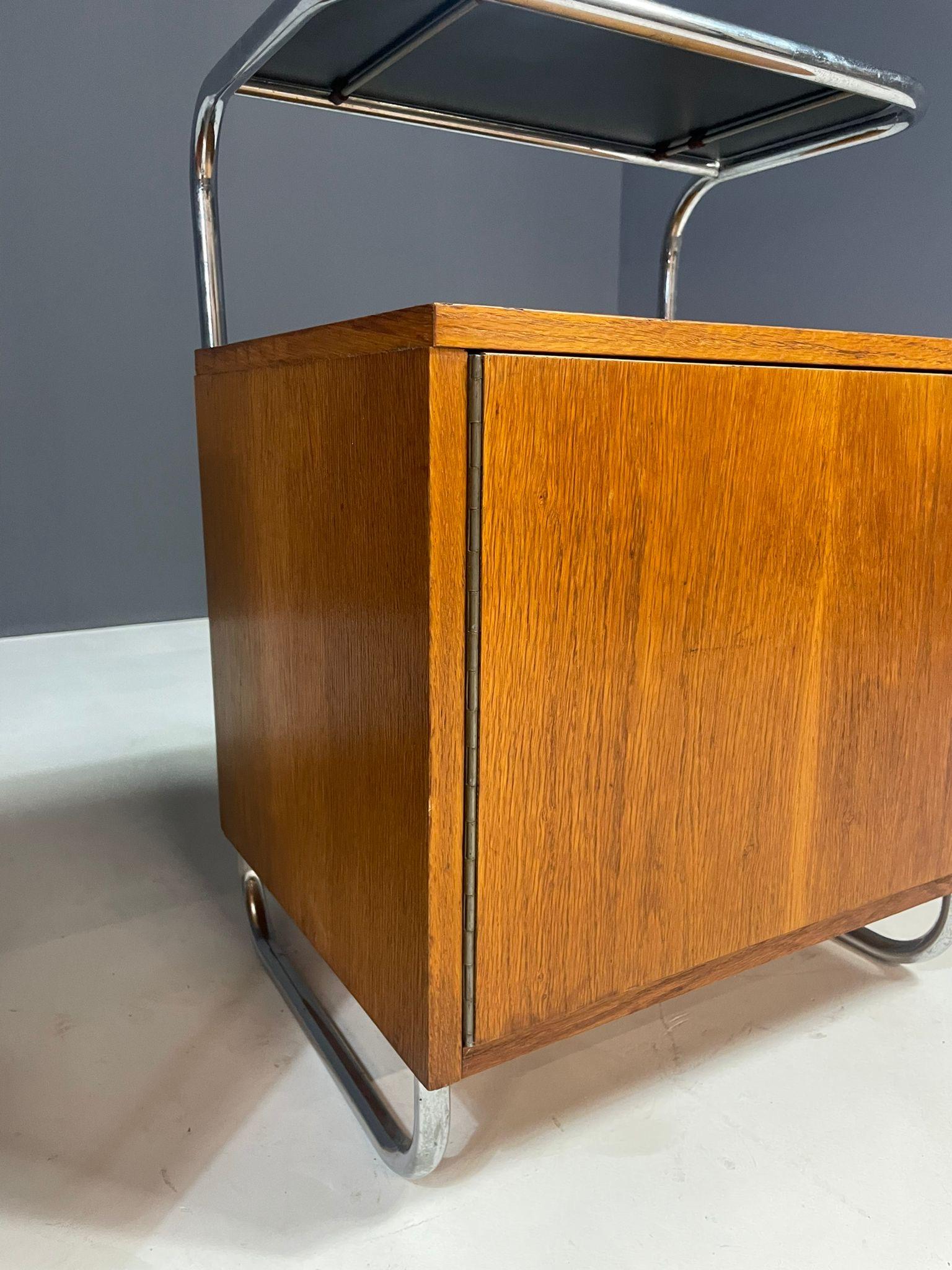 20ième siècle Table de nuit en chêne et chrome de style Bauhaus par Kovona, Tchécoslovaquie, années 1950 en vente