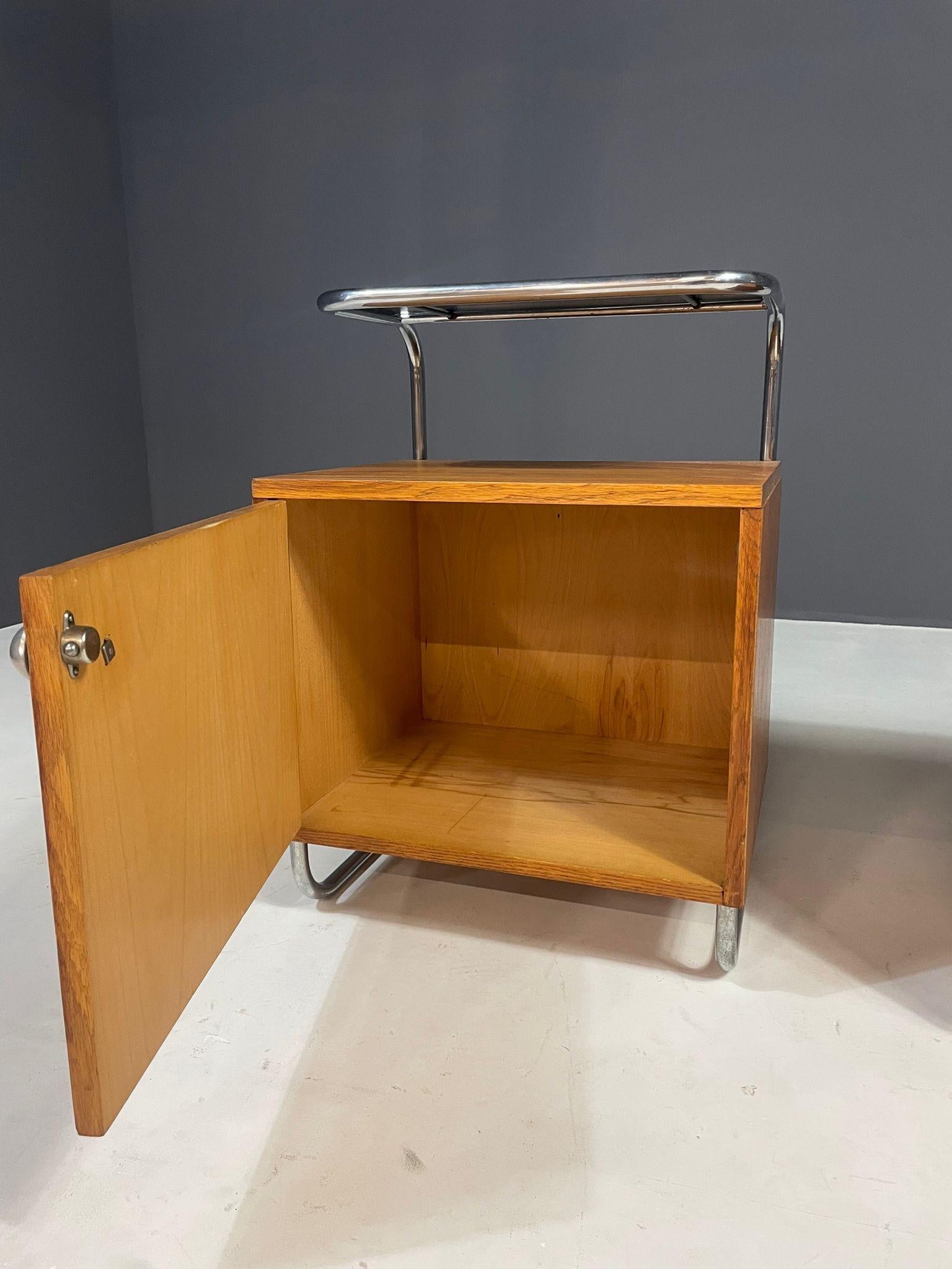 Bois Table de nuit en chêne et chrome de style Bauhaus par Kovona, Tchécoslovaquie, années 1950 en vente