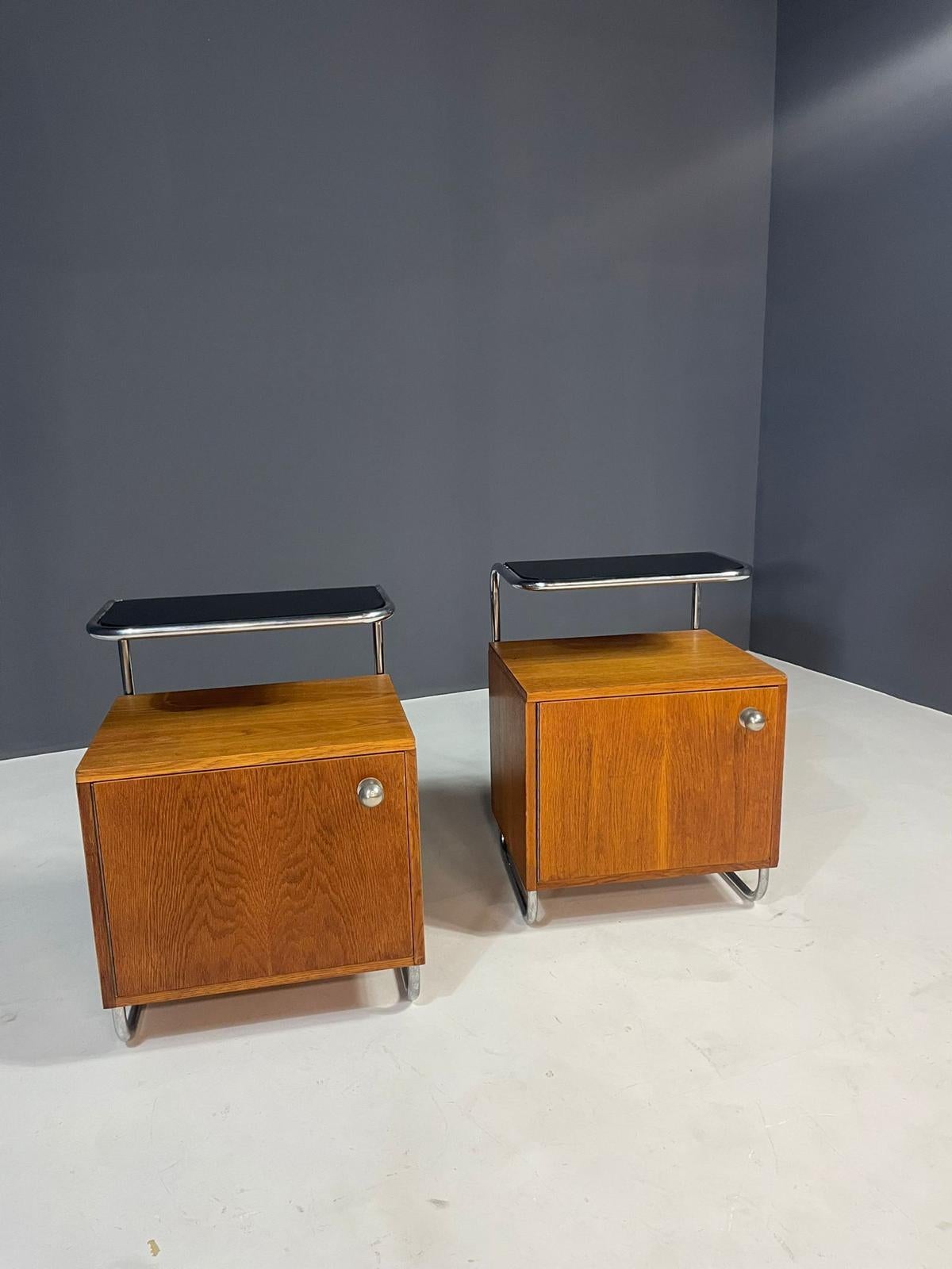 Table de nuit en chêne et chrome de style Bauhaus par Kovona, Tchécoslovaquie, années 1950 en vente 1