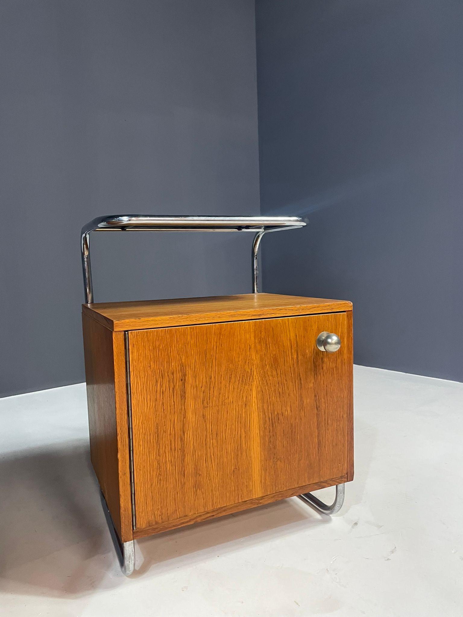 Table de nuit en chêne et chrome de style Bauhaus par Kovona, Tchécoslovaquie, années 1950 en vente 3