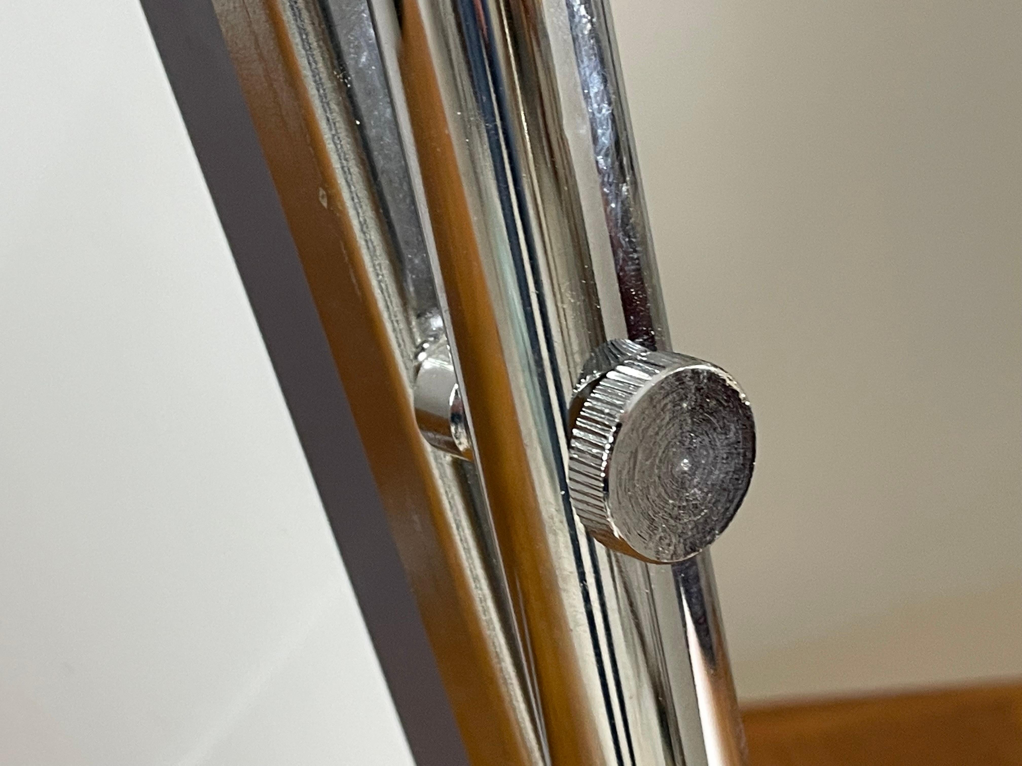 Tilting table mirror in chromed metal in Bauhaus style dating from the 1970s. The set is in good condition.

Dimensions: L 38 x D 29 x H 54 cm