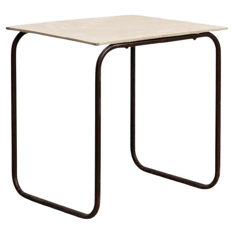 Table basse de style Bauhaus, bois blanc et structure métallique, vers 1940 en vente