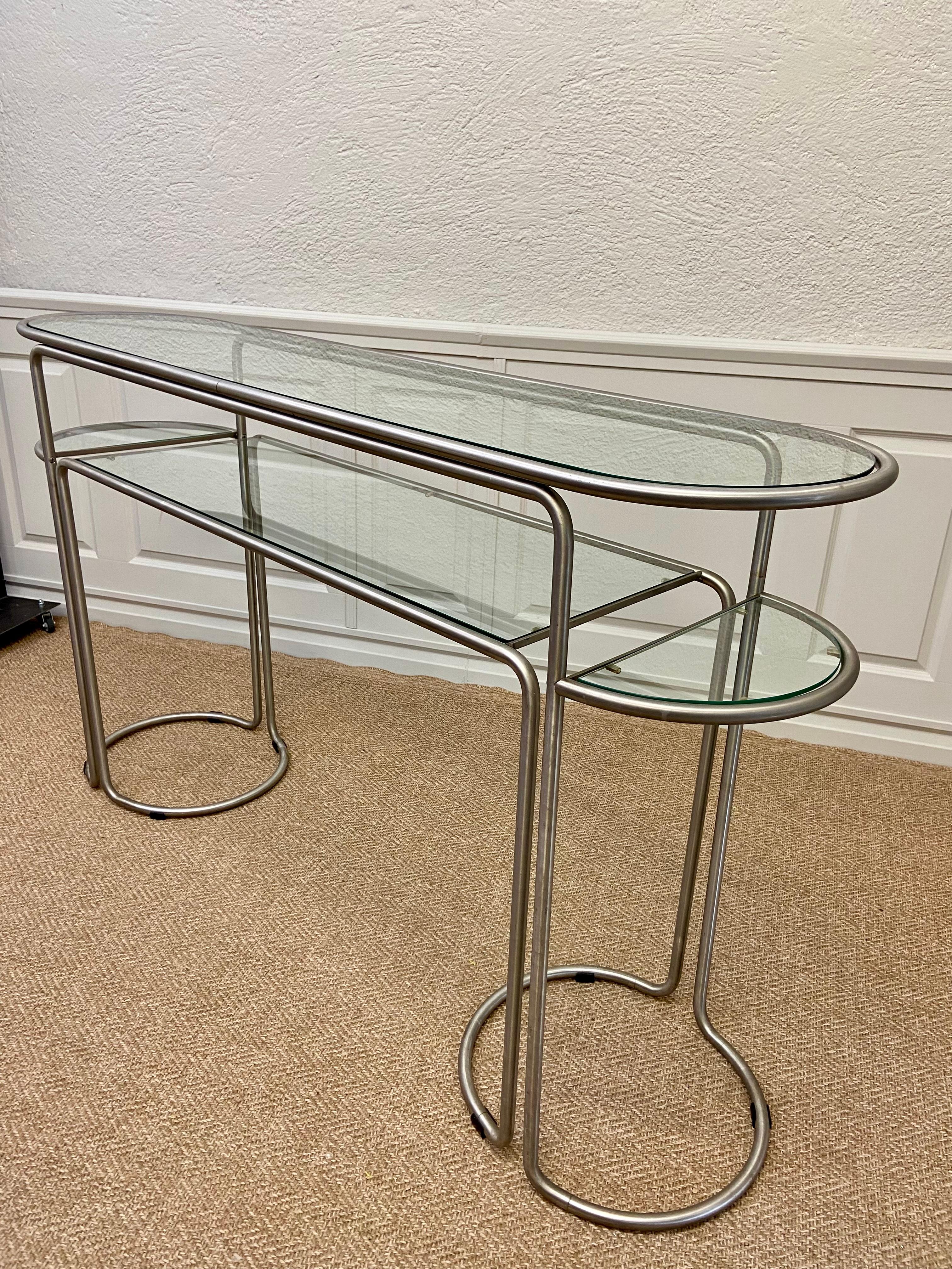 Unpretentious, yet with elegant lines, this ensemble of two console tables caught our attention immediately. The design of the tubular frames is a definite nod to the principles of functionality and simplicity typically associated with the German