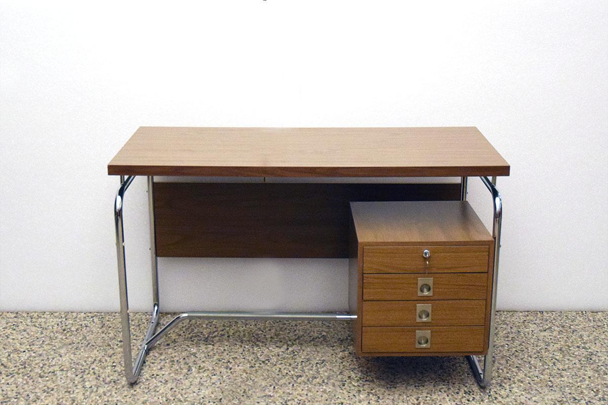 Desk in Bauhaus style Italian production from the 1960s.
Chrome-plated tubular steel frame, laminated wood top and drawers.
Footrest bar with rubber protection.
In excellent condition.