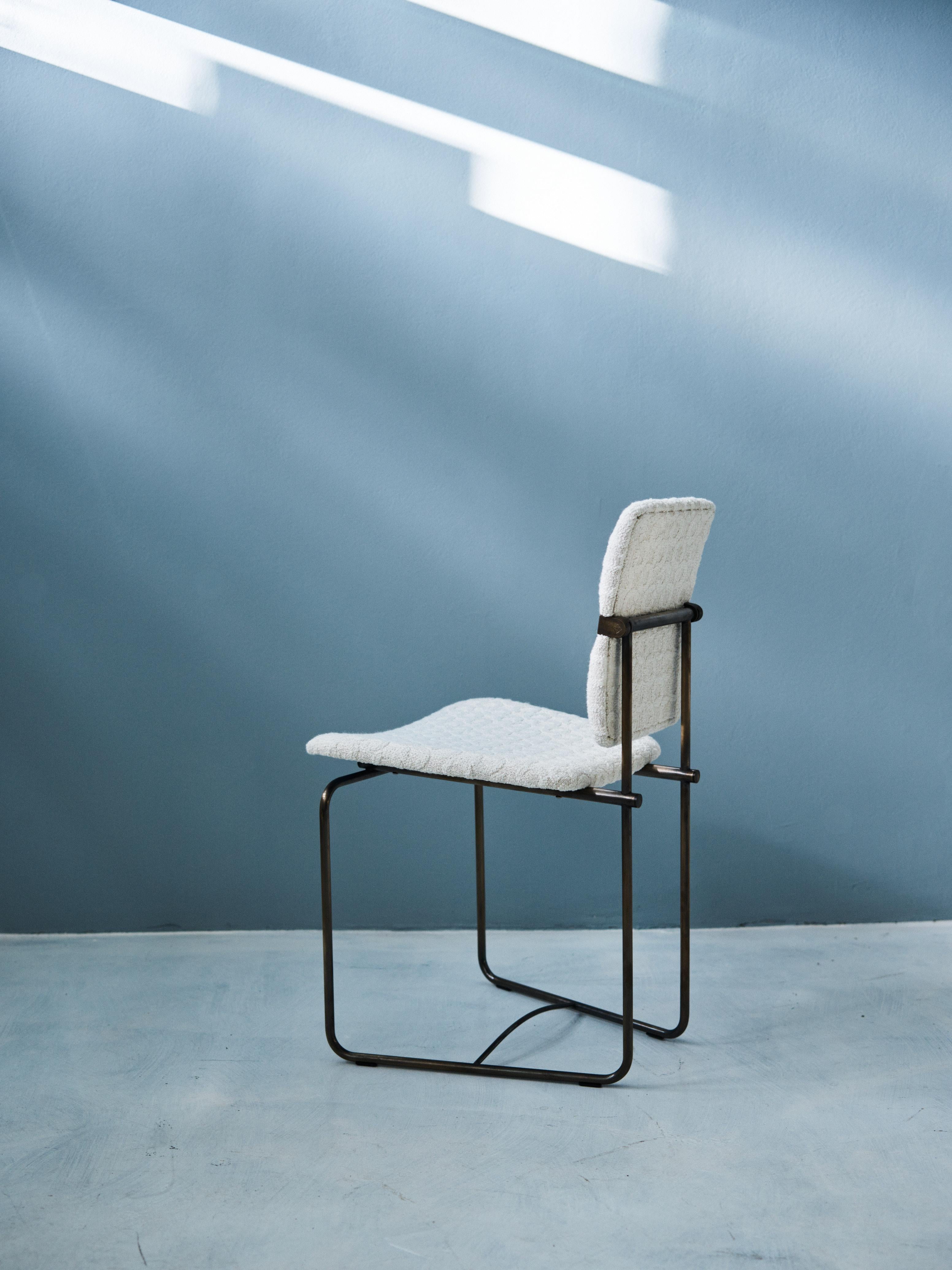 This late 20th century Bauhaus style Jodie S02 has remained a highly acclaimed design by Peter Ghyczy since coming on the market in 1986. It features a dynamic composition of thin light-weight aged brass framing and an adjustable backrest that