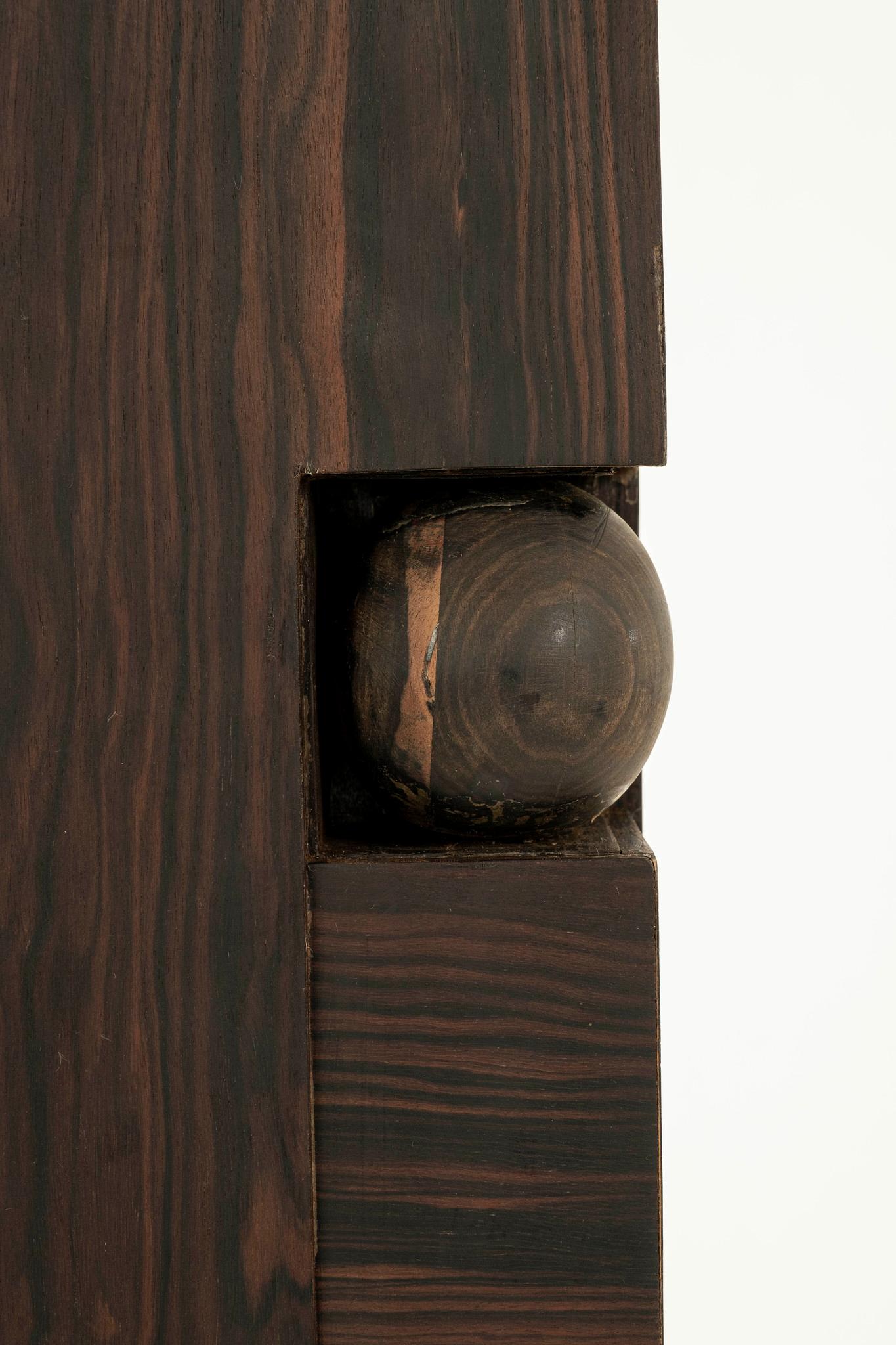 Sockel aus Makassar-Ebenholz im Bauhaus-Stil im Angebot 1