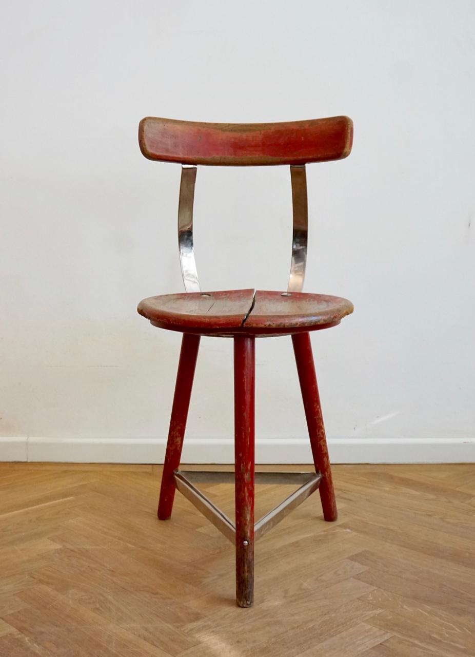 Bauhaus style red-chrome side chair by Lajos Kozma for Heisler, 1930s

Lajos Kozma designed this three-legged chair for Heisler company in Budapest at the beginning of the 1930s. Heisler was the leading producer of the Bauhaus style furniture in