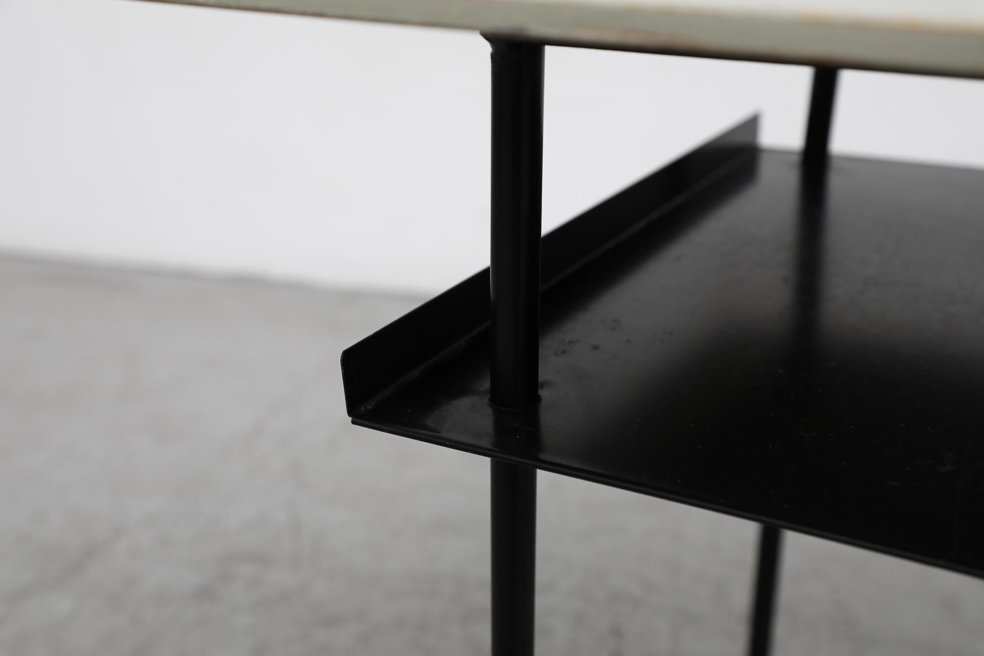 Table d'appoint ou de chevet Rietveld de style Bauhaus avec pieds noirs et plateau en métal gris 2