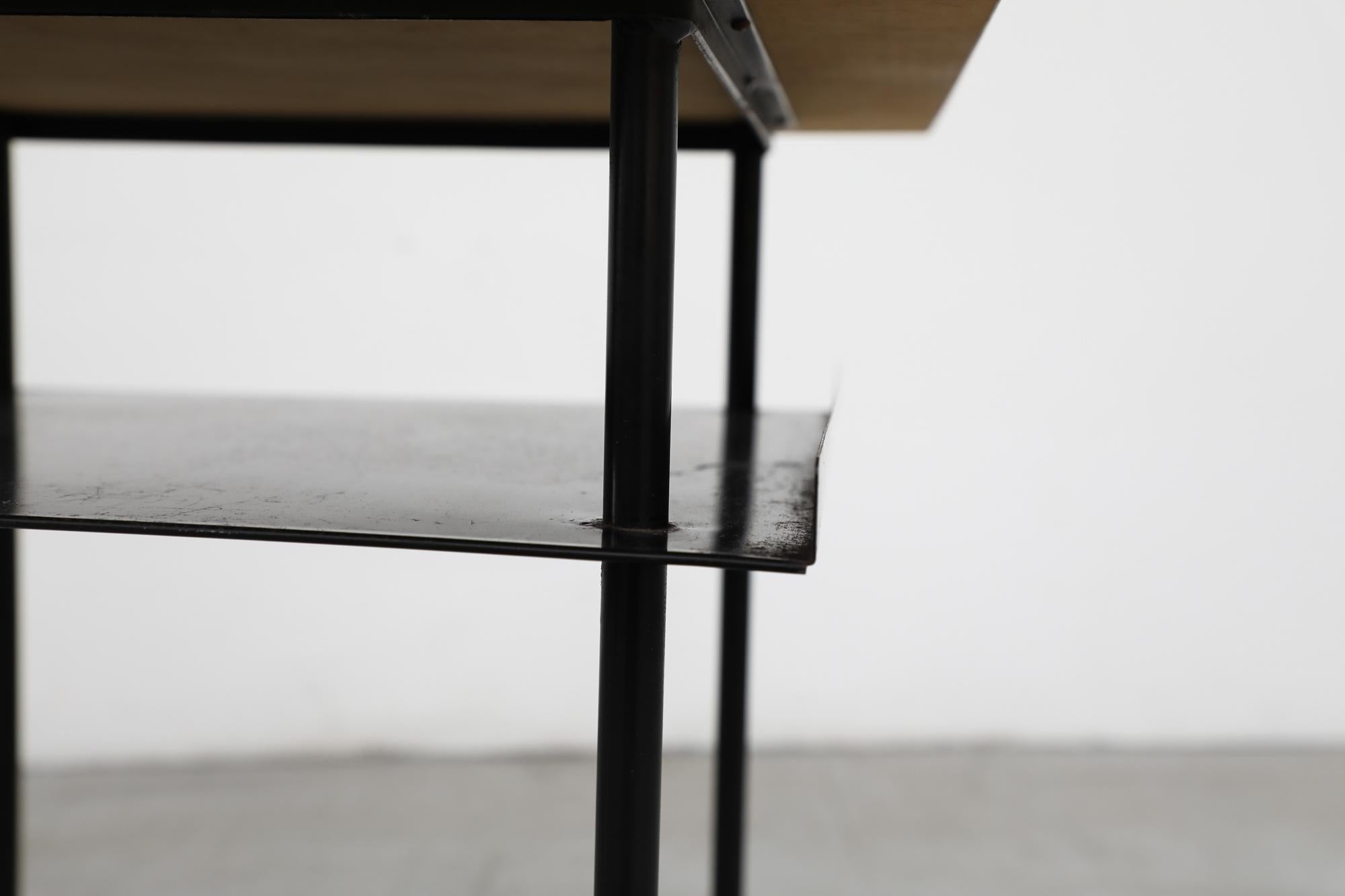 Table d'appoint ou de chevet Rietveld de style Bauhaus avec pieds noirs et plateau en métal gris 3
