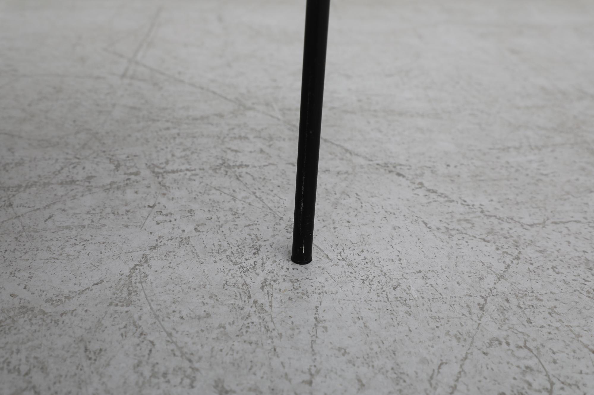 Table d'appoint ou de chevet Rietveld de style Bauhaus avec pieds noirs et plateau en métal gris 5