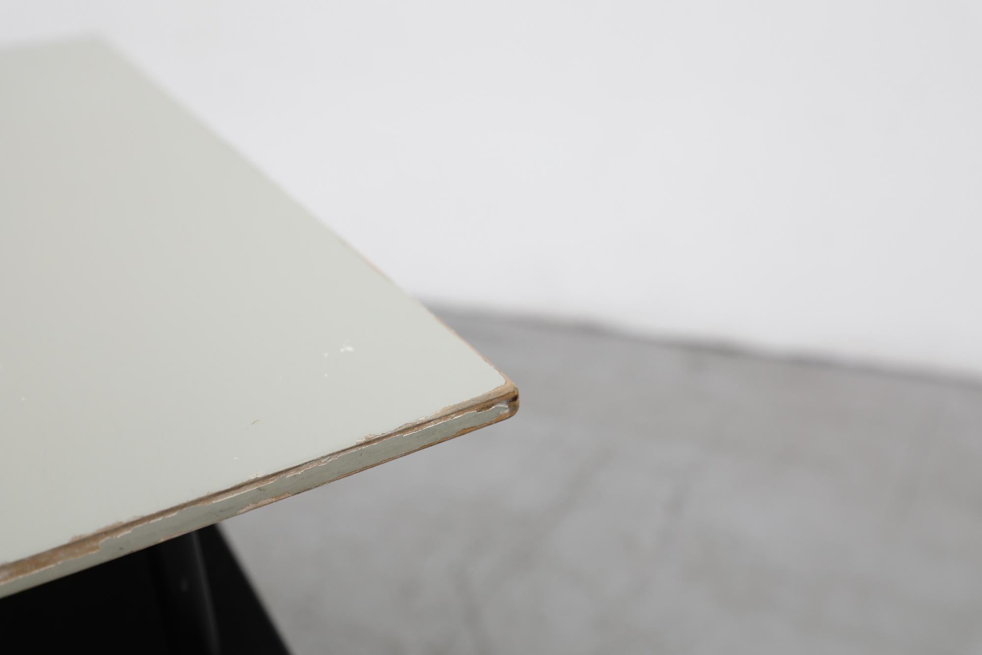 Table d'appoint ou de chevet Rietveld de style Bauhaus avec pieds noirs et plateau en métal gris 6