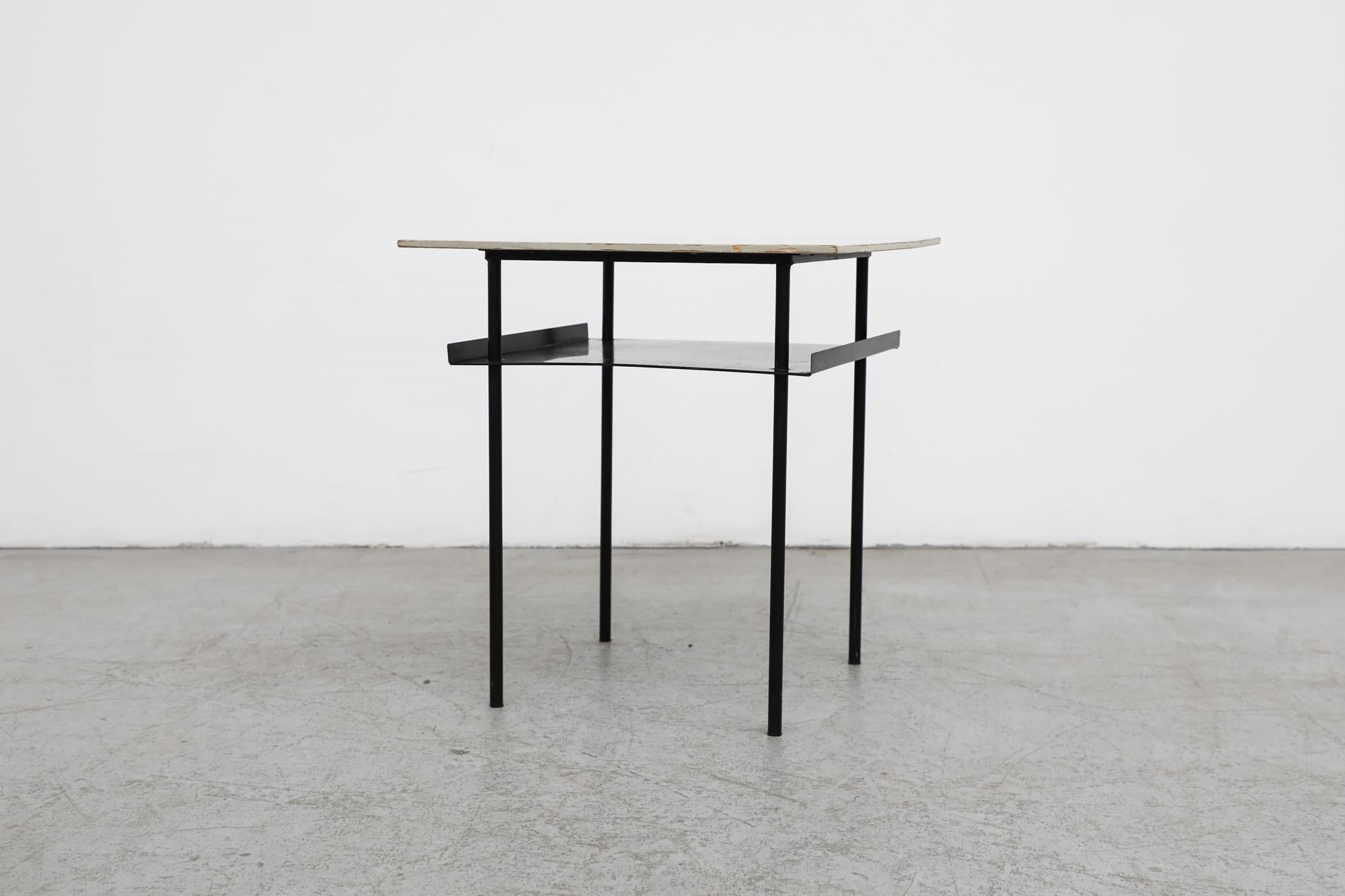 Table d'appoint ou de chevet Rietveld de style Bauhaus avec pieds noirs et plateau en métal gris 7