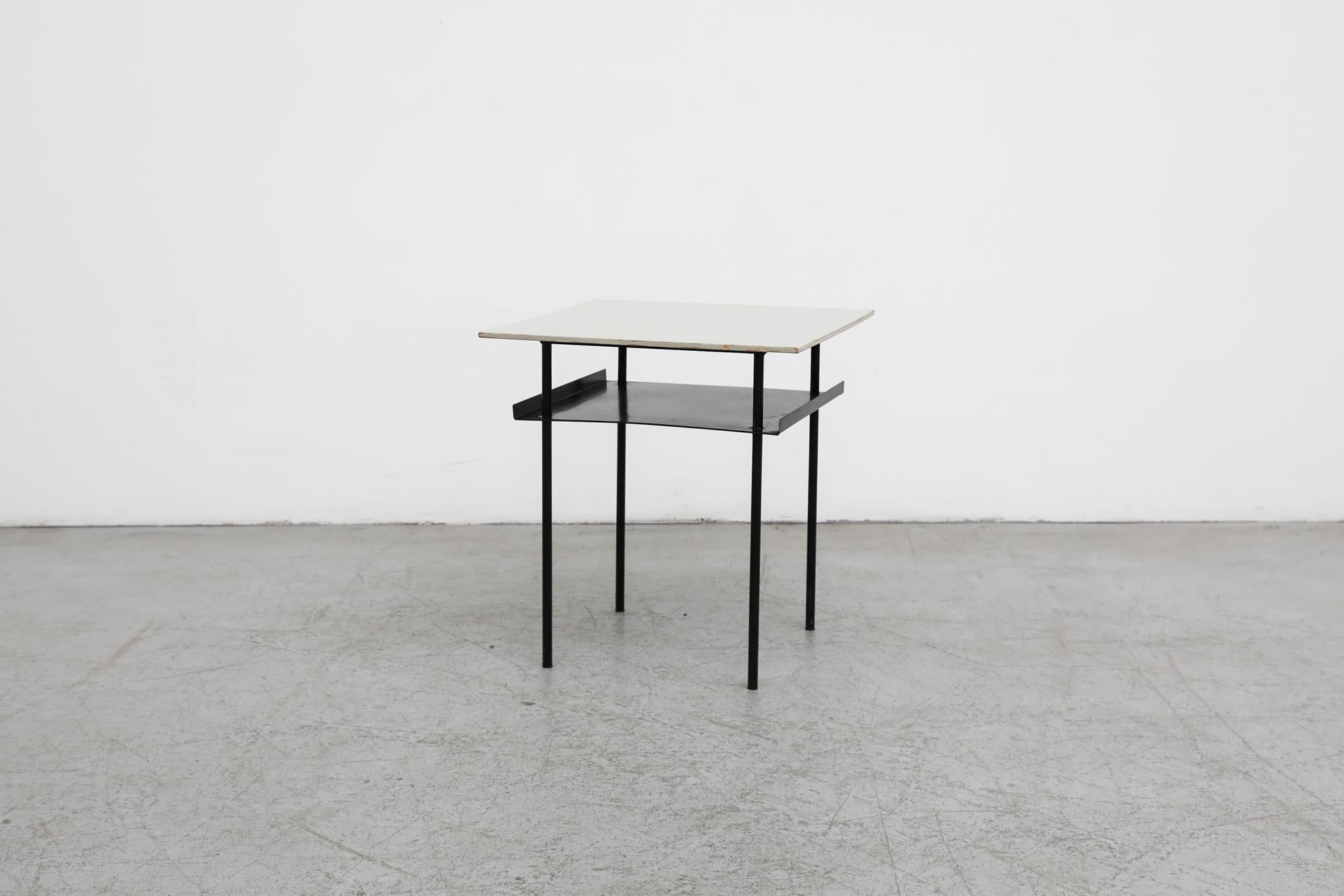 Mid-Century Modern Table d'appoint ou de chevet Rietveld de style Bauhaus avec pieds noirs et plateau en métal gris