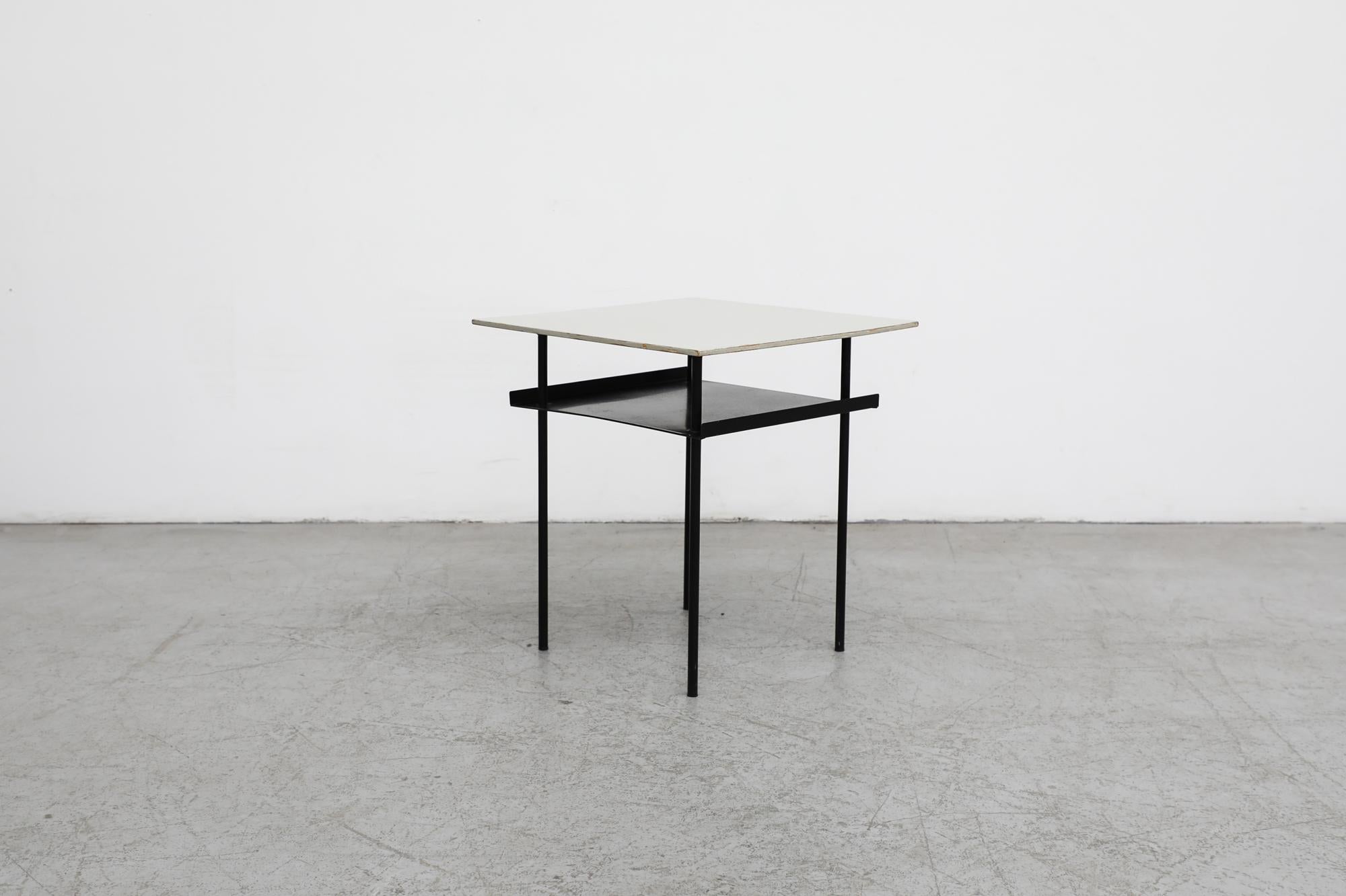 Émaillé Table d'appoint ou de chevet Rietveld de style Bauhaus avec pieds noirs et plateau en métal gris