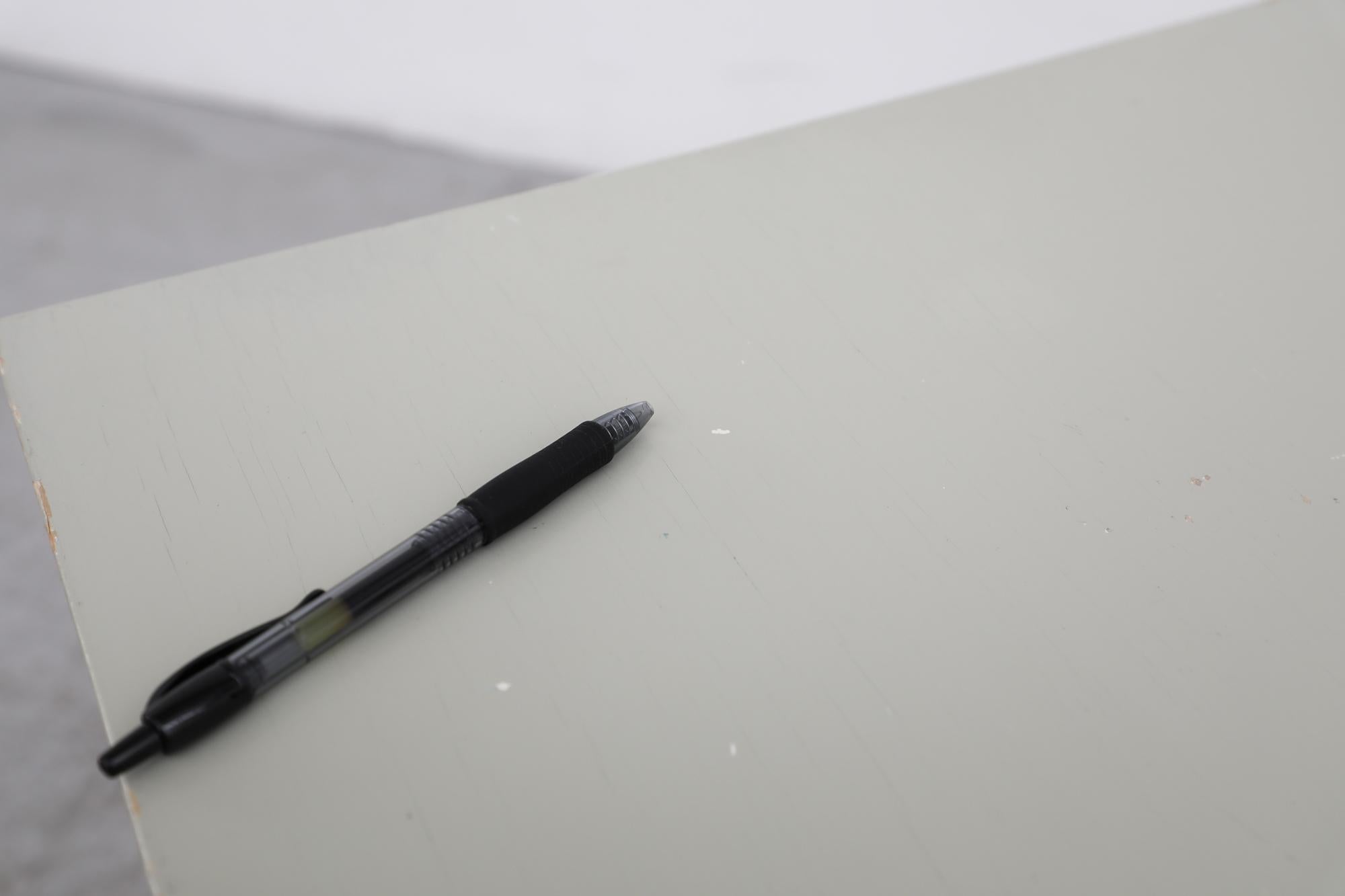 Milieu du XXe siècle Table d'appoint ou de chevet Rietveld de style Bauhaus avec pieds noirs et plateau gris en vente